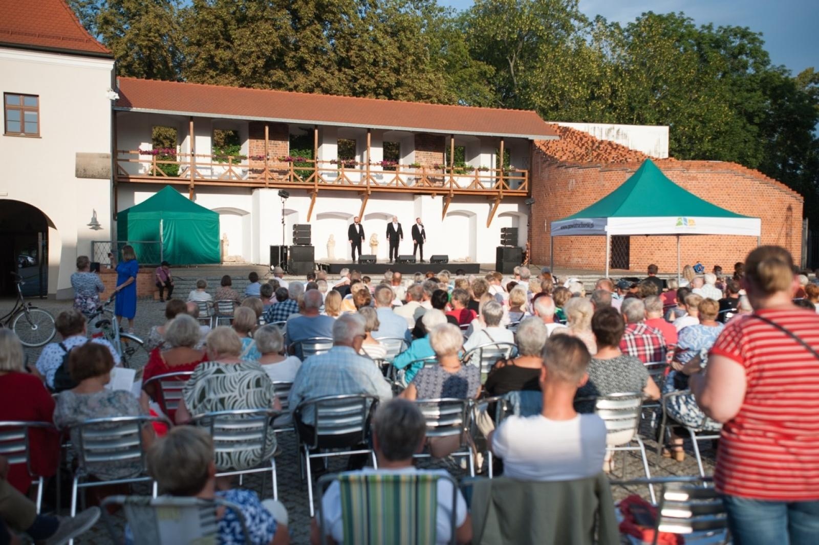 Zdjęcie w galerii na portalu naszraciborz.pl: Trzej tenorzy Vincero porwali publiczność na Zamku Piastowskim [FOTO i WIDEO] wiadomości z regionu