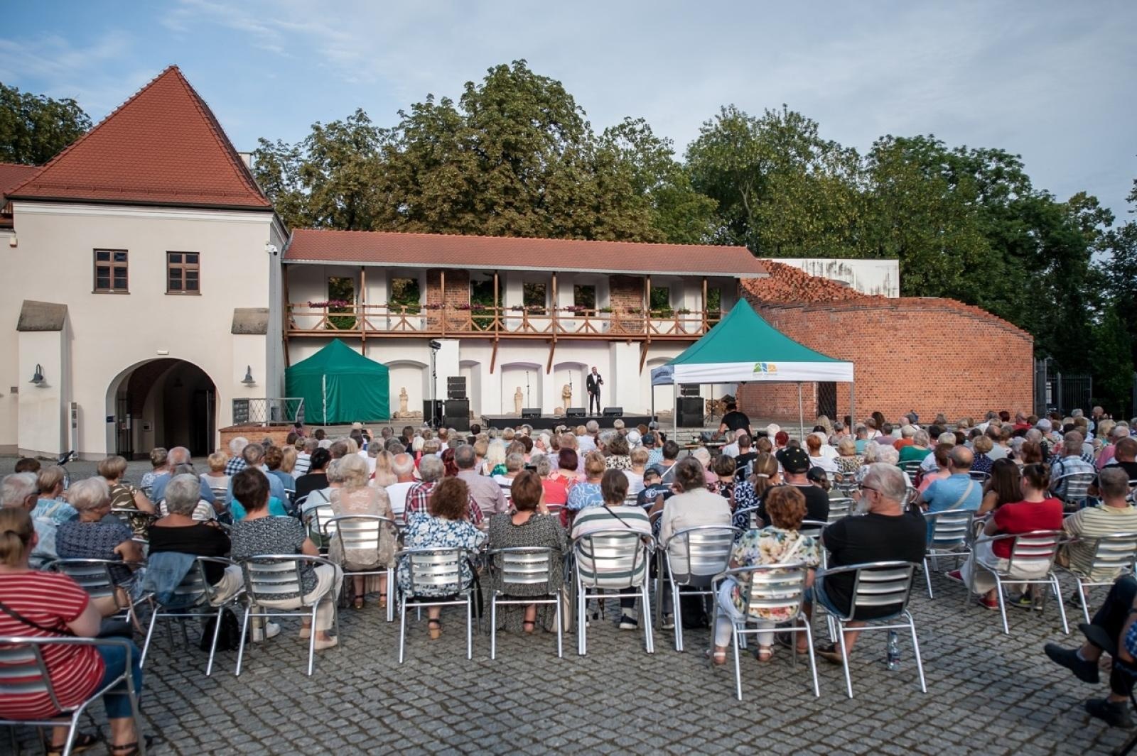 Zdjęcie w galerii na portalu naszraciborz.pl: Trzej tenorzy Vincero porwali publiczność na Zamku Piastowskim [FOTO i WIDEO] wiadomości z regionu