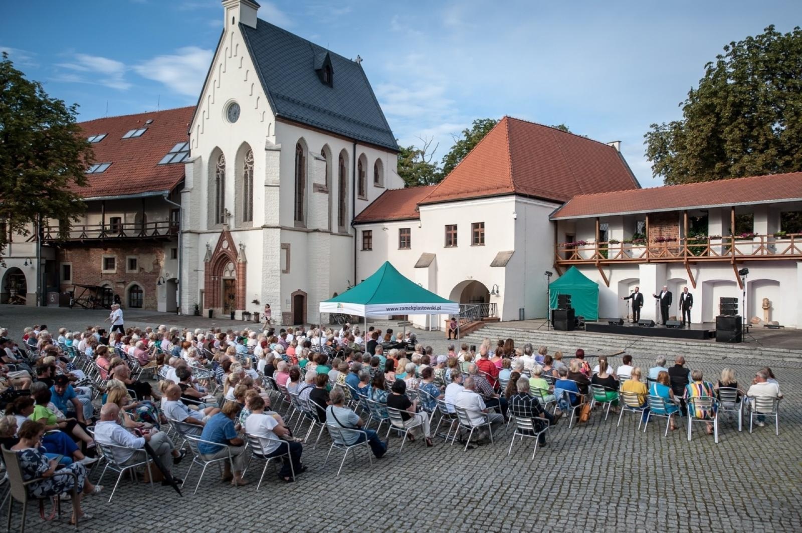 Zdjęcie w galerii na portalu naszraciborz.pl: Trzej tenorzy Vincero porwali publiczność na Zamku Piastowskim [FOTO i WIDEO] wiadomości z regionu