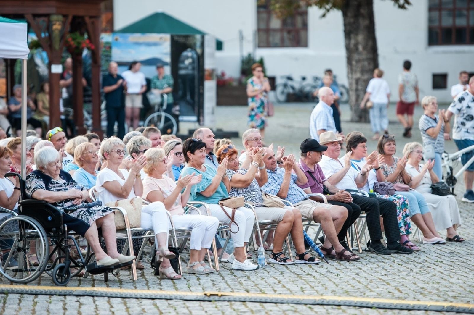 Zdjęcie w galerii na portalu naszraciborz.pl: Trzej tenorzy Vincero porwali publiczność na Zamku Piastowskim [FOTO i WIDEO] wiadomości z regionu