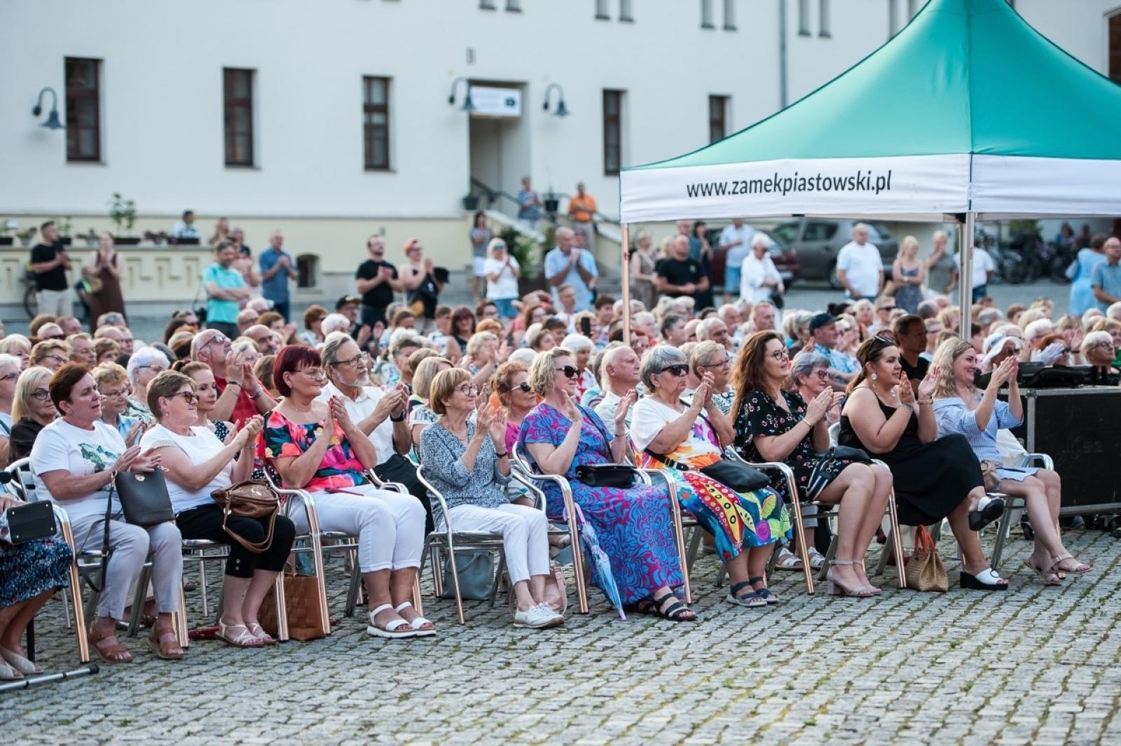 Zdjęcie w galerii na portalu naszraciborz.pl: Trzej tenorzy Vincero porwali publiczność na Zamku Piastowskim [FOTO i WIDEO] wiadomości z regionu