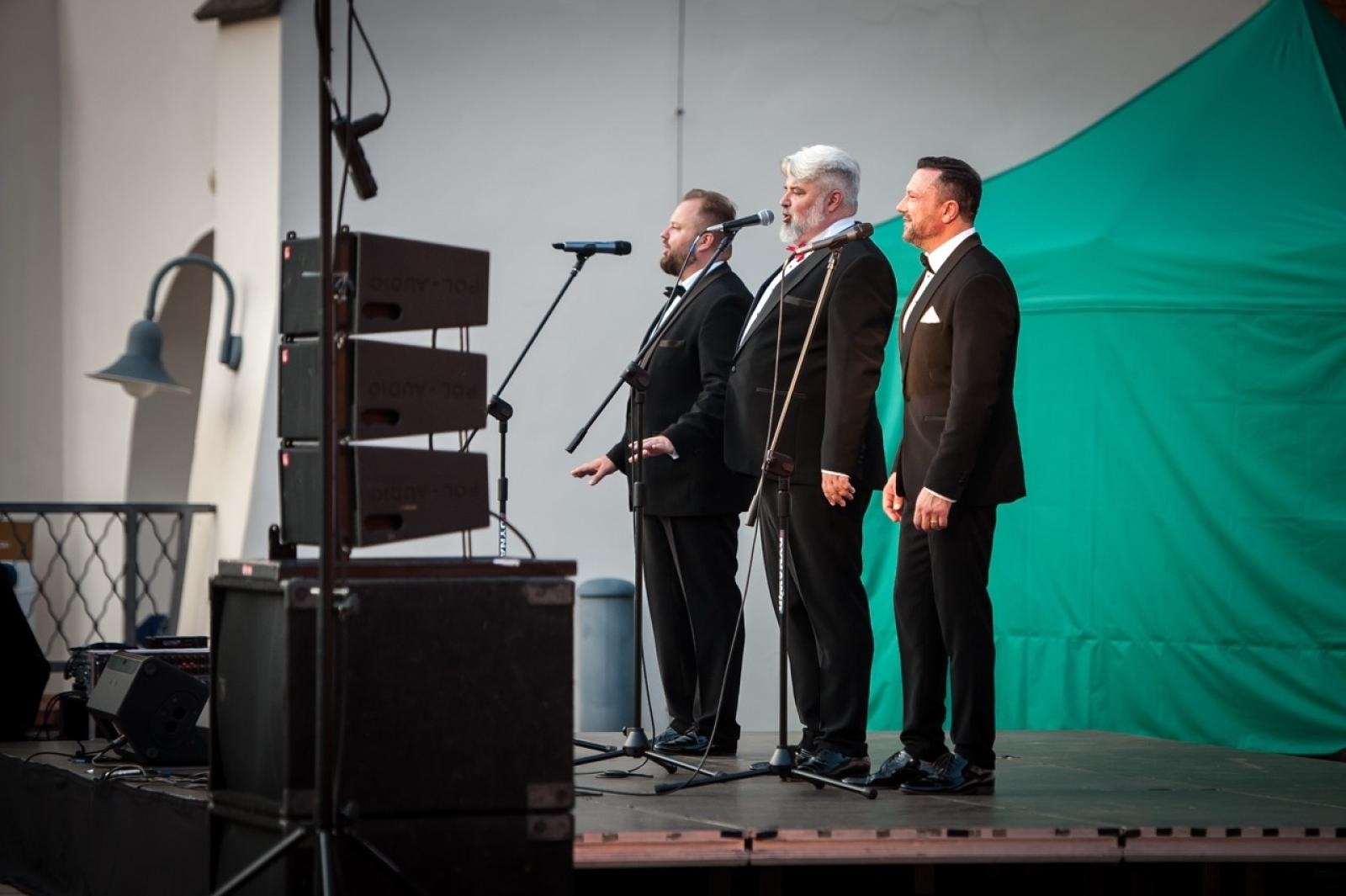 Zdjęcie w galerii na portalu naszraciborz.pl: Trzej tenorzy Vincero porwali publiczność na Zamku Piastowskim [FOTO i WIDEO] wiadomości z regionu