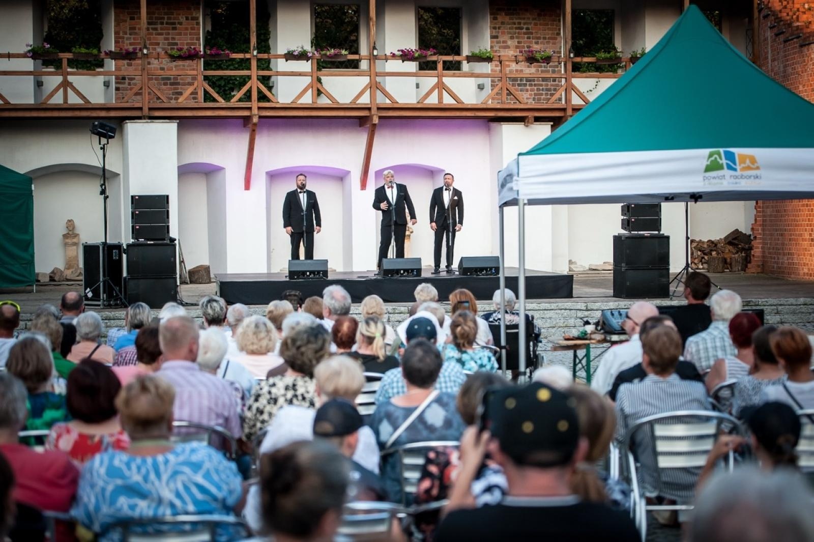 Zdjęcie w galerii na portalu naszraciborz.pl: Trzej tenorzy Vincero porwali publiczność na Zamku Piastowskim [FOTO i WIDEO] wiadomości z regionu