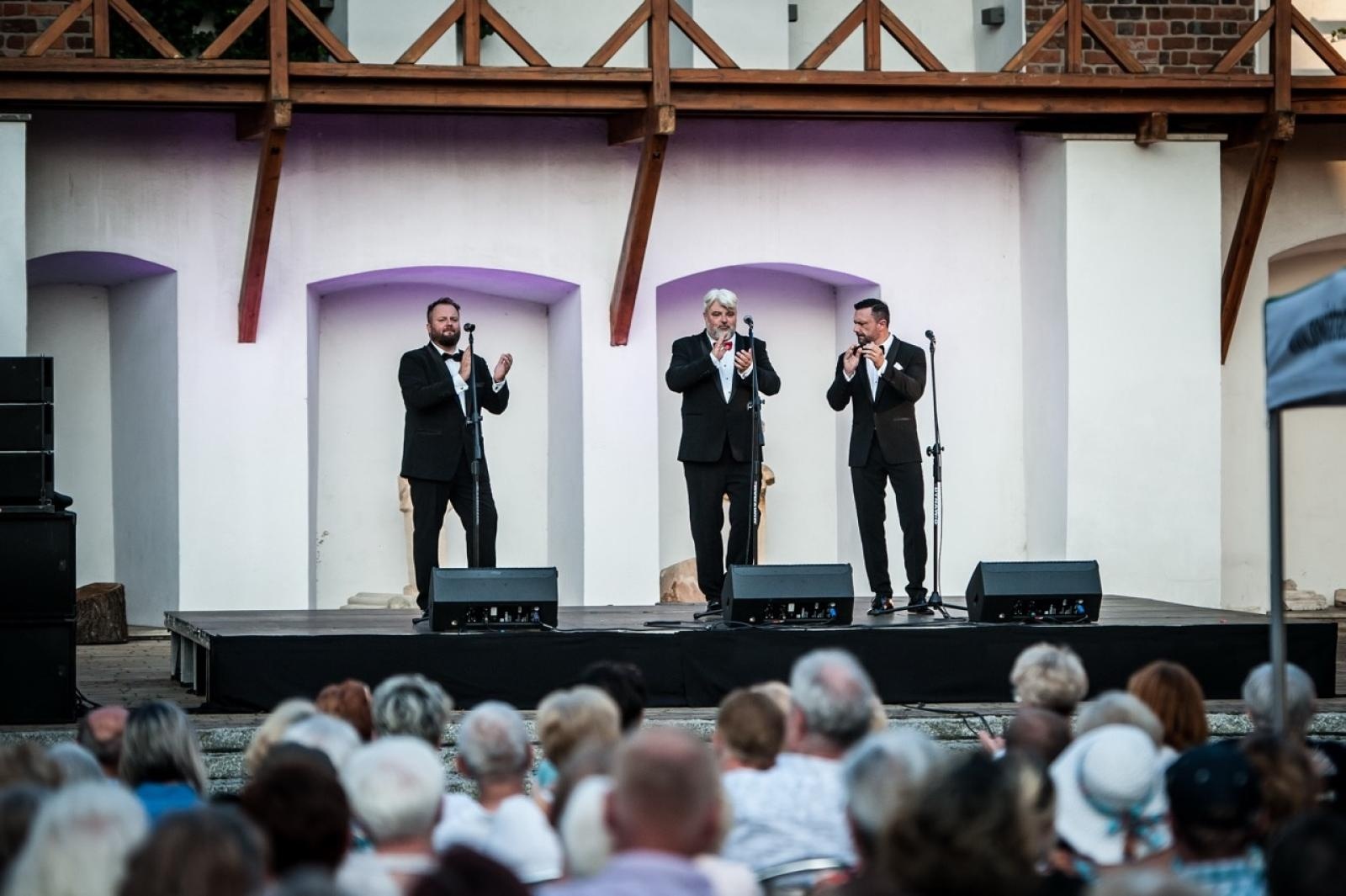 Zdjęcie w galerii na portalu naszraciborz.pl: Trzej tenorzy Vincero porwali publiczność na Zamku Piastowskim [FOTO i WIDEO] wiadomości z regionu