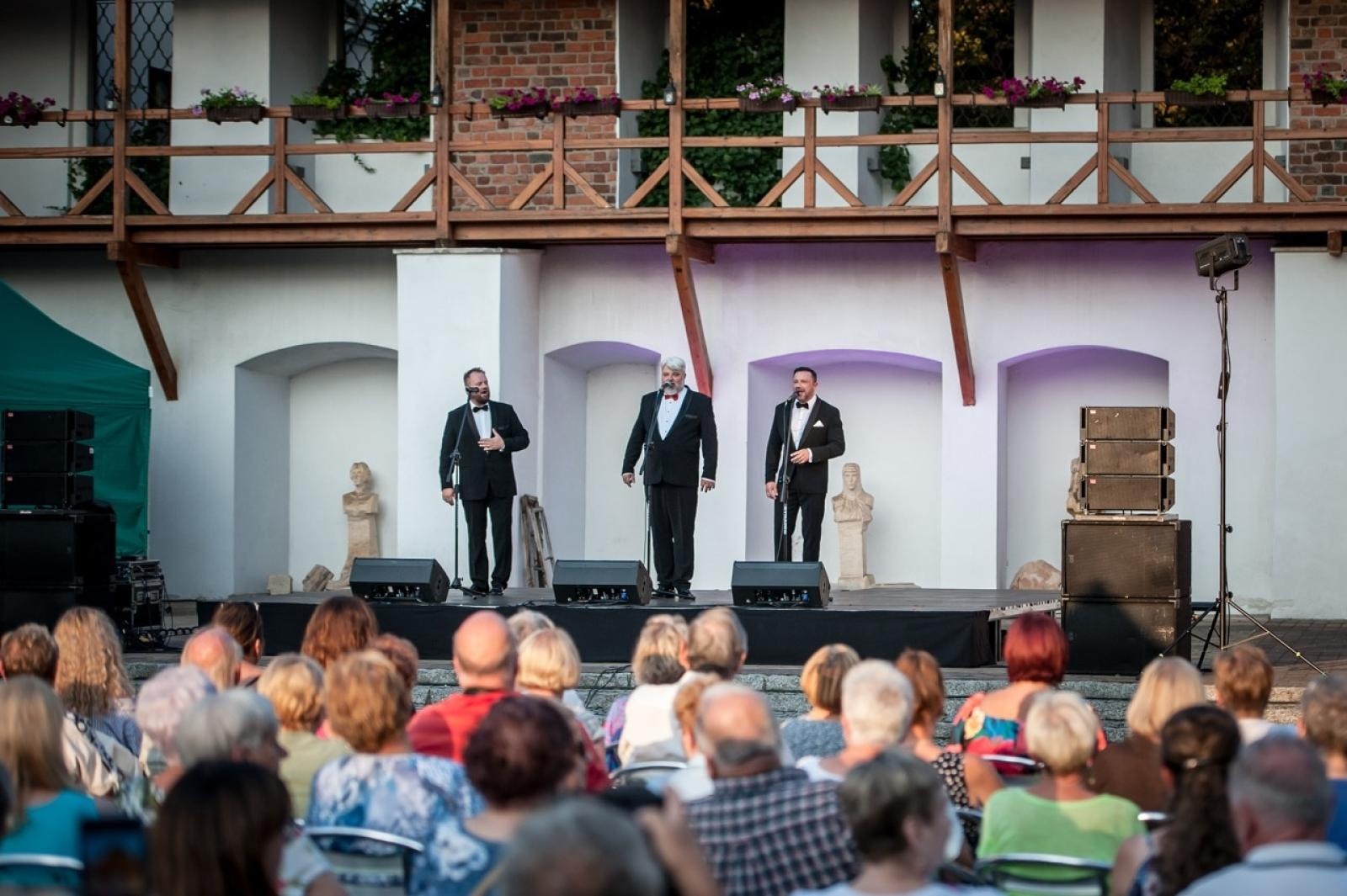 Zdjęcie w galerii na portalu naszraciborz.pl: Trzej tenorzy Vincero porwali publiczność na Zamku Piastowskim [FOTO i WIDEO] wiadomości z regionu