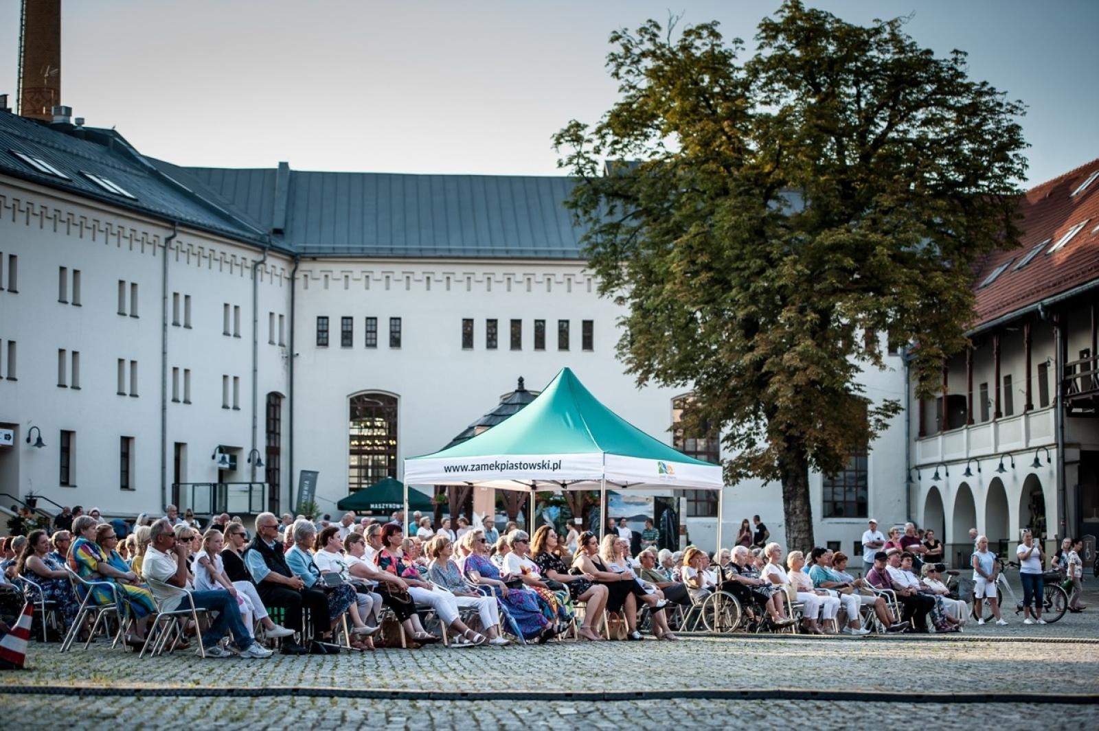 Zdjęcie w galerii na portalu naszraciborz.pl: Trzej tenorzy Vincero porwali publiczność na Zamku Piastowskim [FOTO i WIDEO] wiadomości z regionu