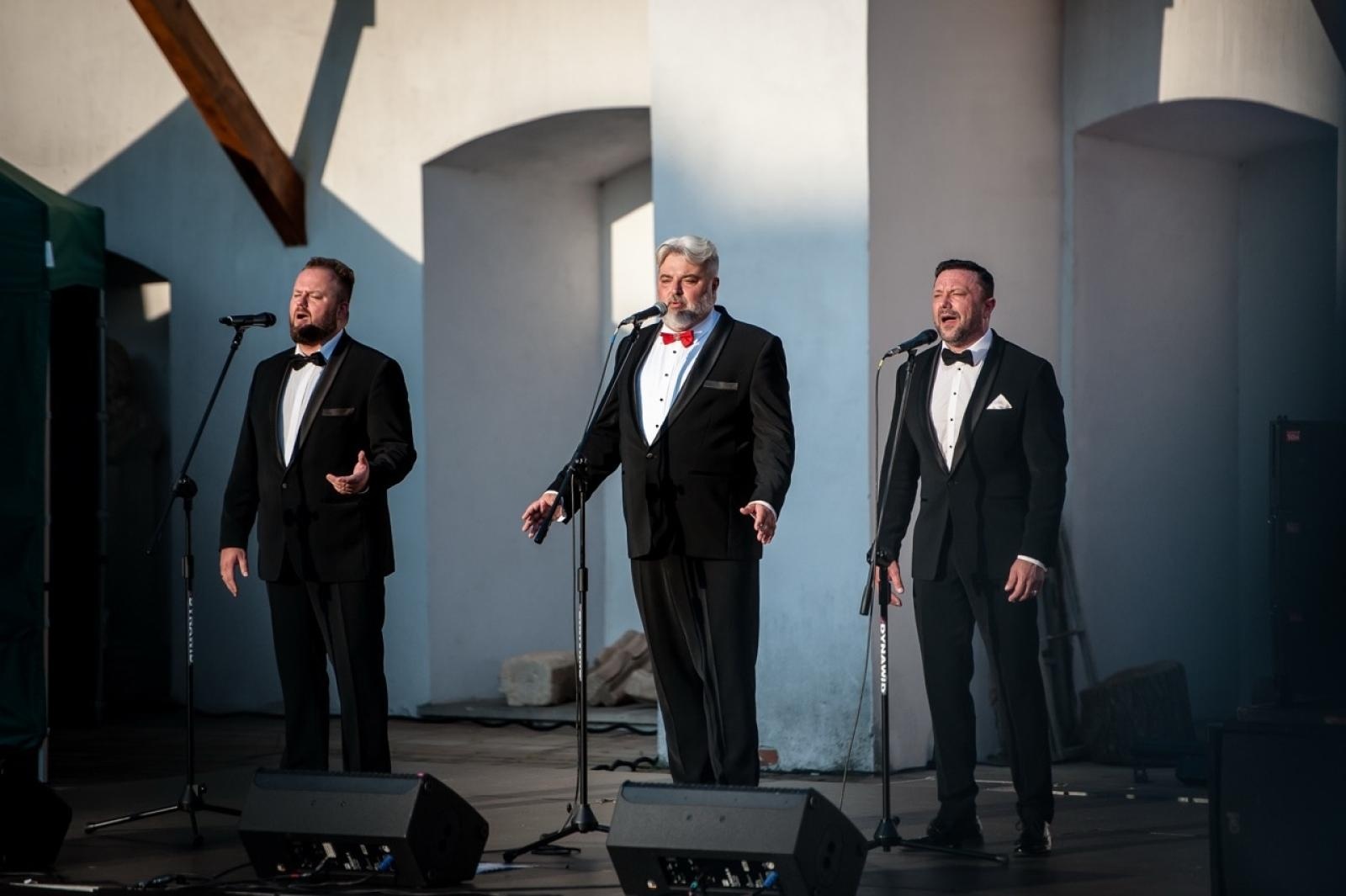 Zdjęcie w galerii na portalu naszraciborz.pl: Trzej tenorzy Vincero porwali publiczność na Zamku Piastowskim [FOTO i WIDEO] wiadomości z regionu