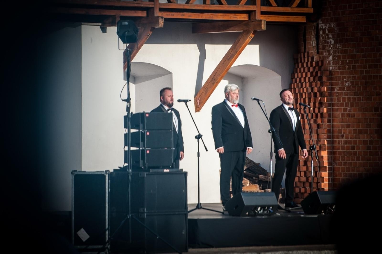 Zdjęcie w galerii na portalu naszraciborz.pl: Trzej tenorzy Vincero porwali publiczność na Zamku Piastowskim [FOTO i WIDEO] wiadomości z regionu