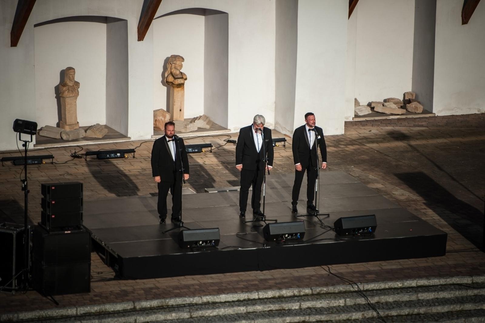 Zdjęcie w galerii na portalu naszraciborz.pl: Trzej tenorzy Vincero porwali publiczność na Zamku Piastowskim [FOTO i WIDEO] wiadomości z regionu