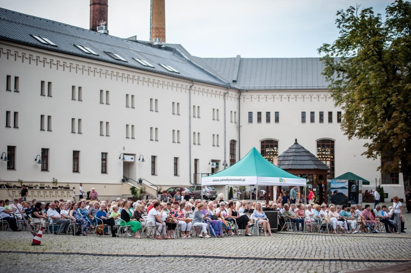 Zdjęcie w galerii na portalu naszraciborz.pl: Trzej tenorzy Vincero porwali publiczność na Zamku Piastowskim [FOTO i WIDEO] wiadomości z regionu