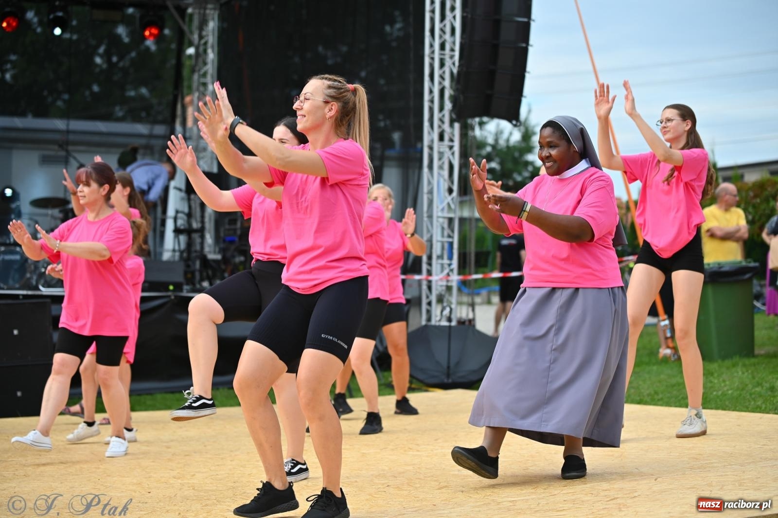 Zdjęcie w galerii na portalu naszraciborz.pl: Trzeci festyn parafialny w Raciborzu-Brzeziu – rodzinne święto z udziałem gości z całego województwa - relacja na bis! wiadomości z regionu