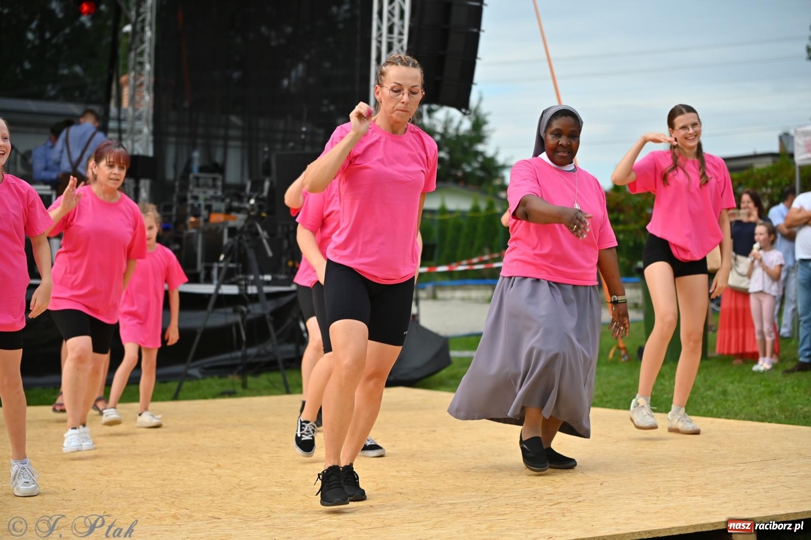 Zdjęcie w galerii na portalu naszraciborz.pl: Trzeci festyn parafialny w Raciborzu-Brzeziu – rodzinne święto z udziałem gości z całego województwa - relacja na bis! wiadomości z regionu