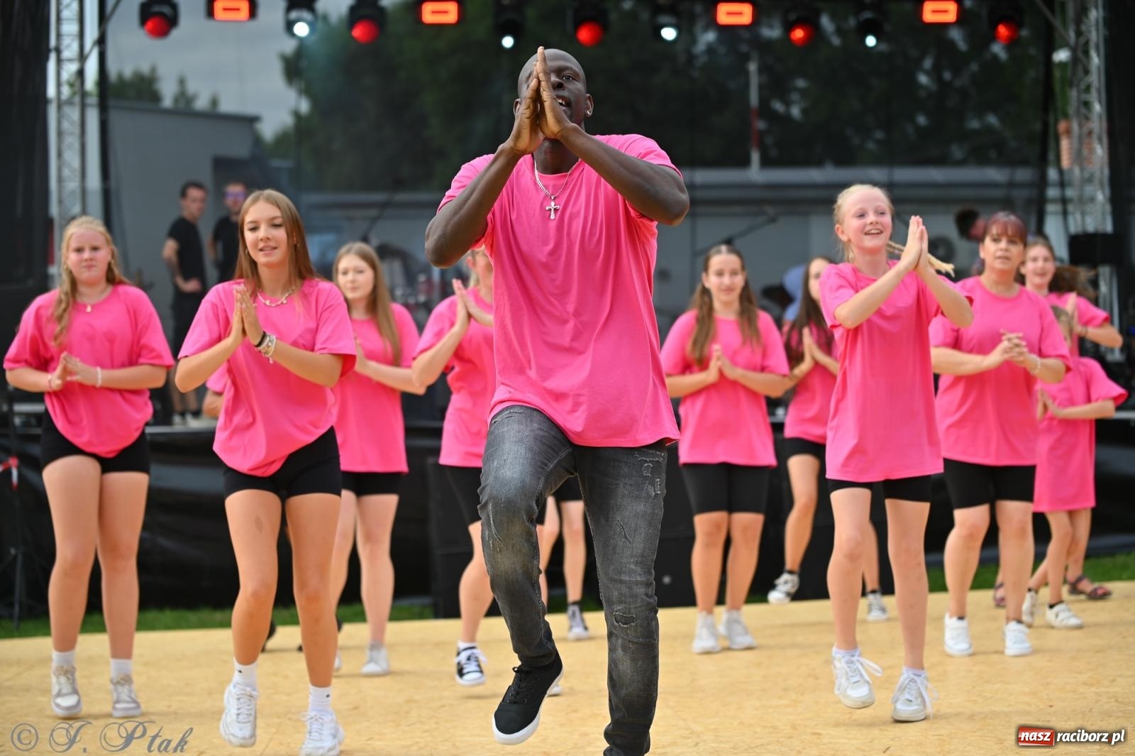 Zdjęcie w galerii na portalu naszraciborz.pl: Trzeci festyn parafialny w Raciborzu-Brzeziu – rodzinne święto z udziałem gości z całego województwa - relacja na bis! wiadomości z regionu