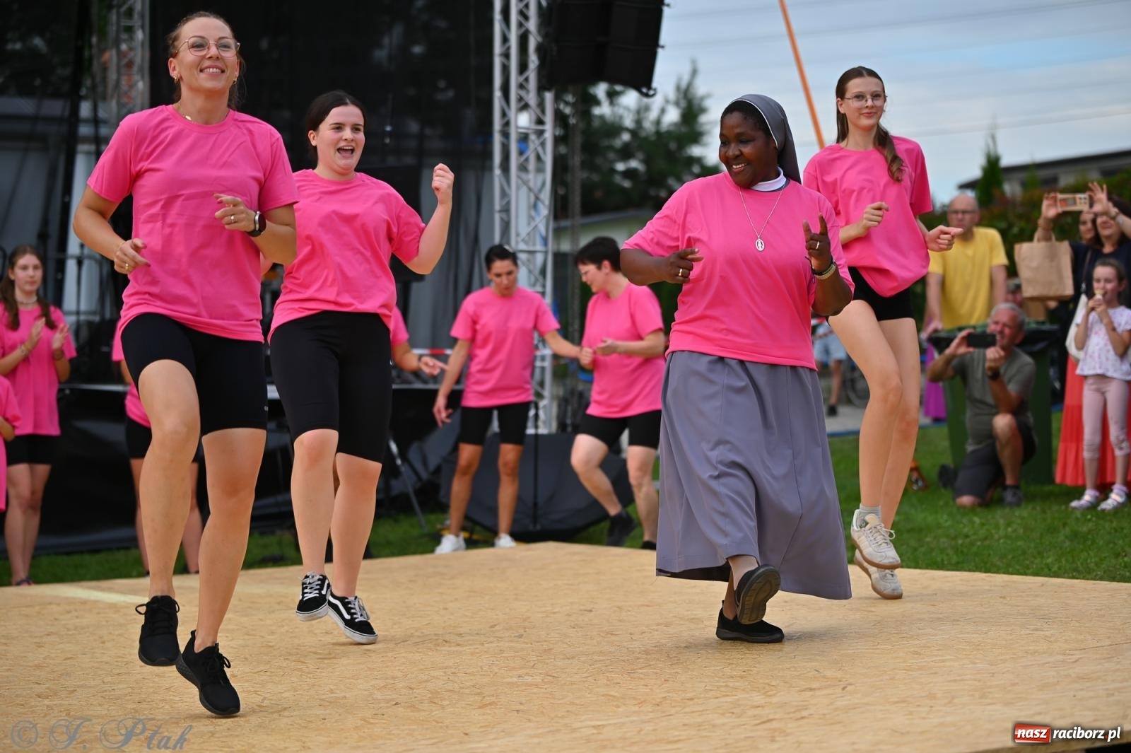 Zdjęcie w galerii na portalu naszraciborz.pl: Trzeci festyn parafialny w Raciborzu-Brzeziu – rodzinne święto z udziałem gości z całego województwa - relacja na bis! wiadomości z regionu
