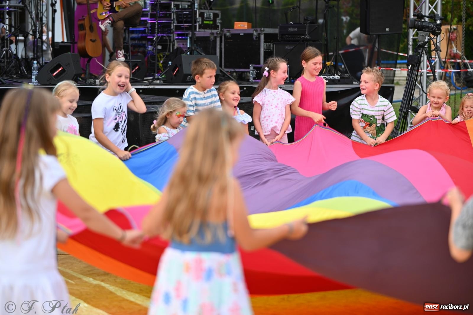 Zdjęcie w galerii na portalu naszraciborz.pl: Trzeci festyn parafialny w Raciborzu-Brzeziu – rodzinne święto z udziałem gości z całego województwa - relacja na bis! wiadomości z regionu