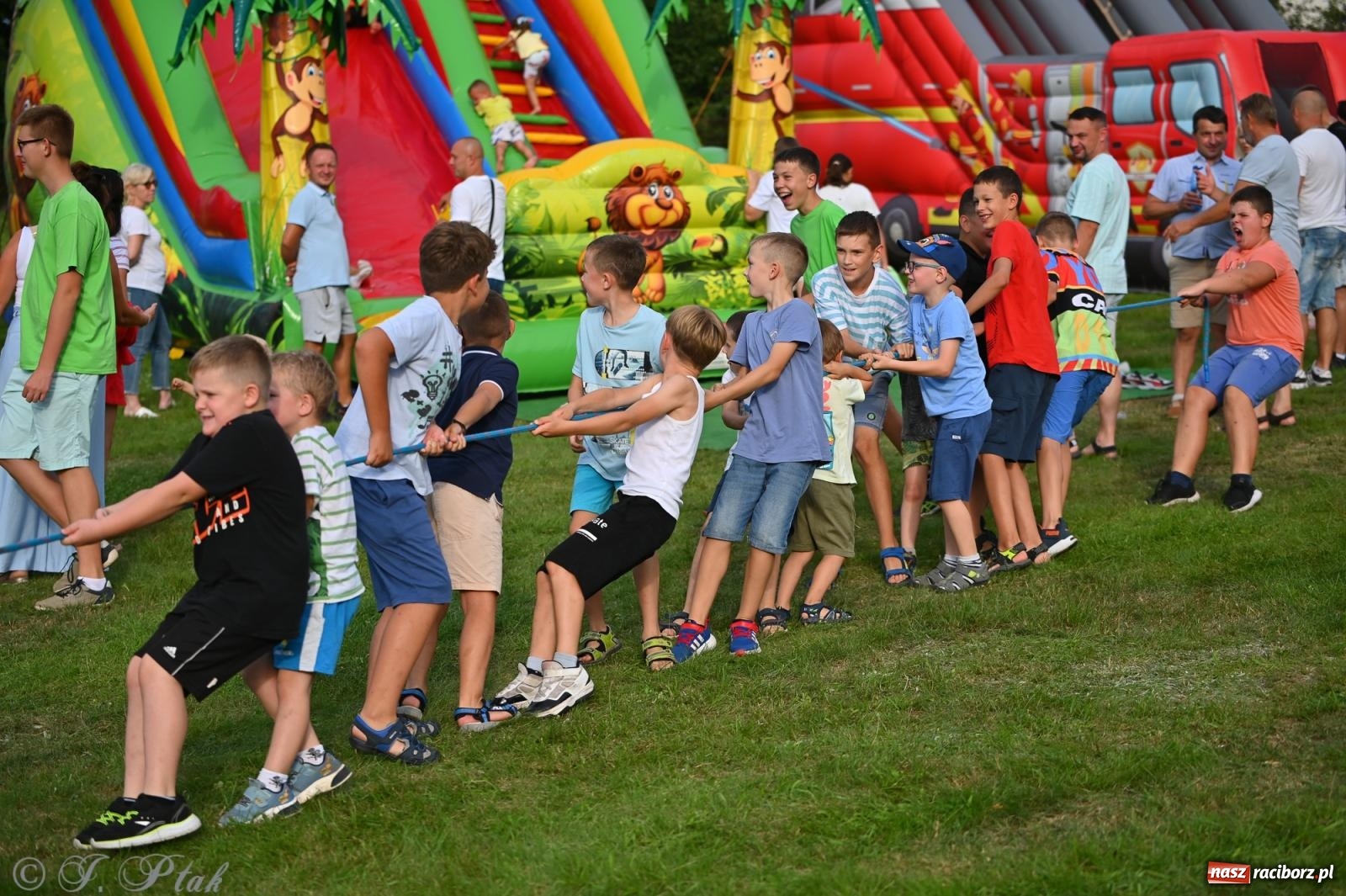 Zdjęcie w galerii na portalu naszraciborz.pl: Trzeci festyn parafialny w Raciborzu-Brzeziu – rodzinne święto z udziałem gości z całego województwa - relacja na bis! wiadomości z regionu