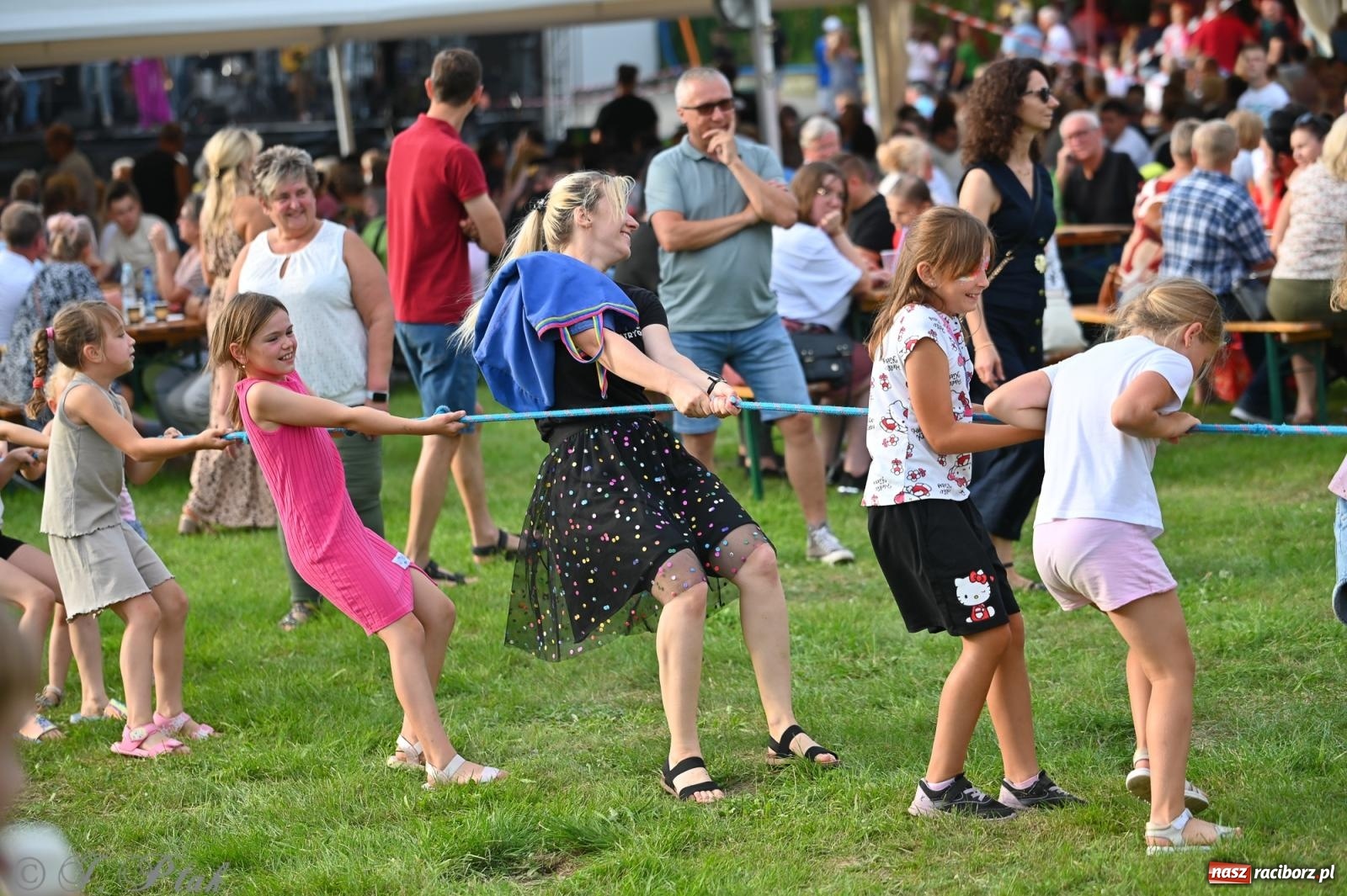 Zdjęcie w galerii na portalu naszraciborz.pl: Trzeci festyn parafialny w Raciborzu-Brzeziu – rodzinne święto z udziałem gości z całego województwa - relacja na bis! wiadomości z regionu