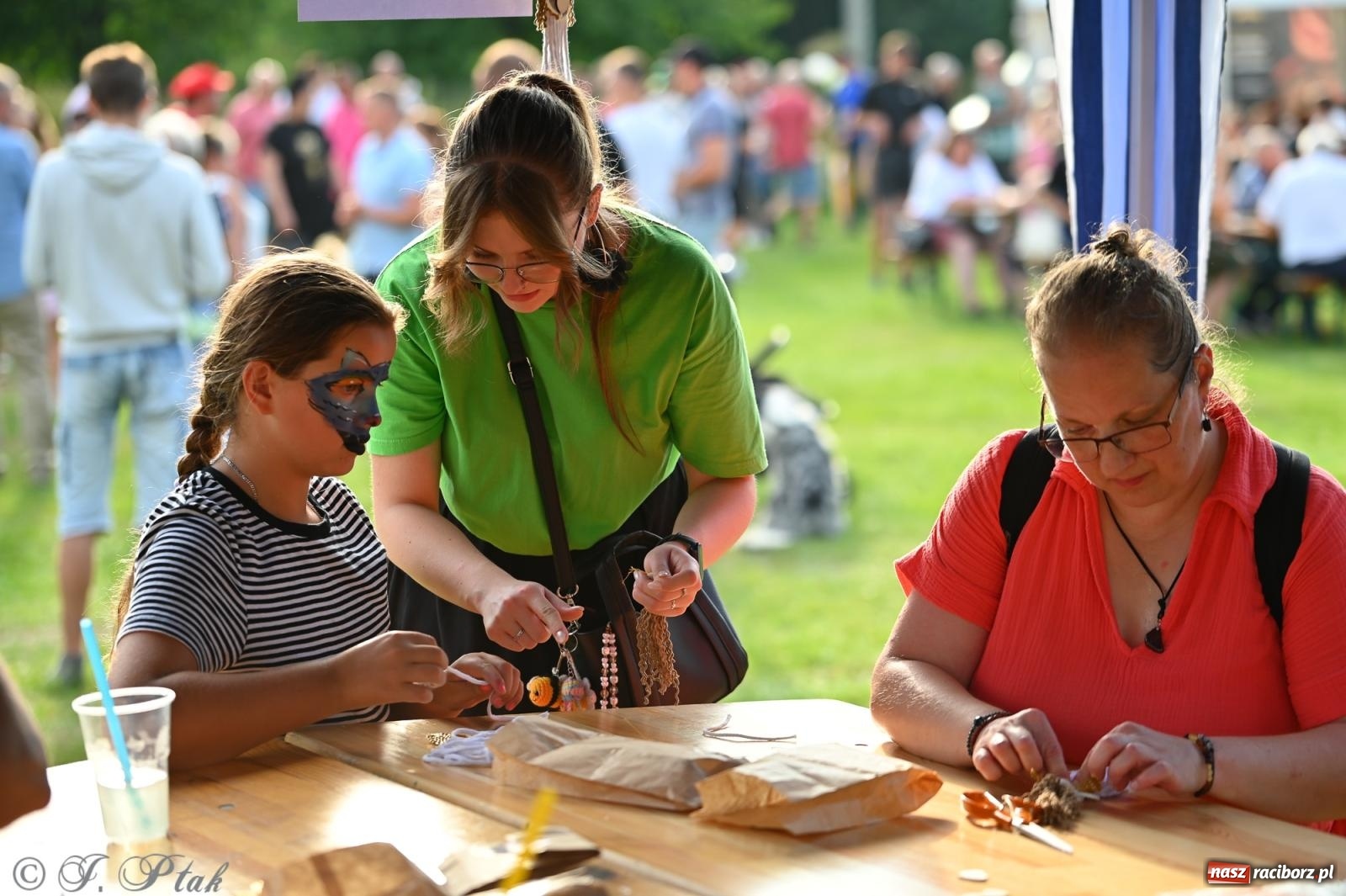 Zdjęcie w galerii na portalu naszraciborz.pl: Trzeci festyn parafialny w Raciborzu-Brzeziu – rodzinne święto z udziałem gości z całego województwa - relacja na bis! wiadomości z regionu