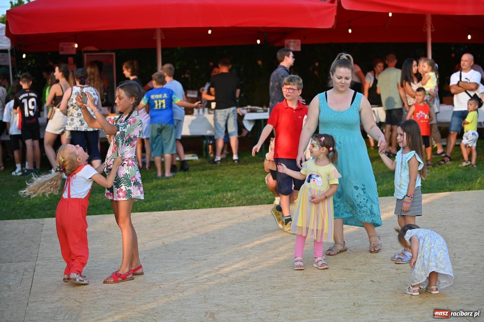Zdjęcie w galerii na portalu naszraciborz.pl: Trzeci festyn parafialny w Raciborzu-Brzeziu – rodzinne święto z udziałem gości z całego województwa - relacja na bis! wiadomości z regionu