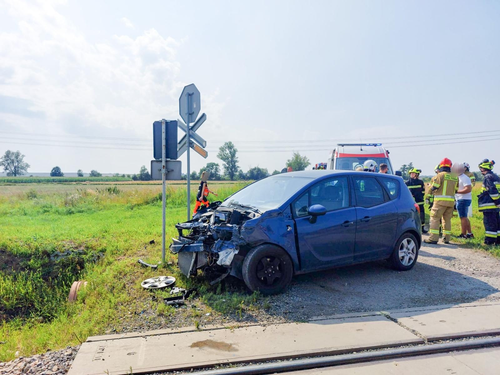 Zdjęcie w galerii na portalu naszraciborz.pl: Opel zderzył się z pociągiem w Sudole. Kierująca tłumaczyła, że nie widziała składu [FOTO] wiadomości z regionu