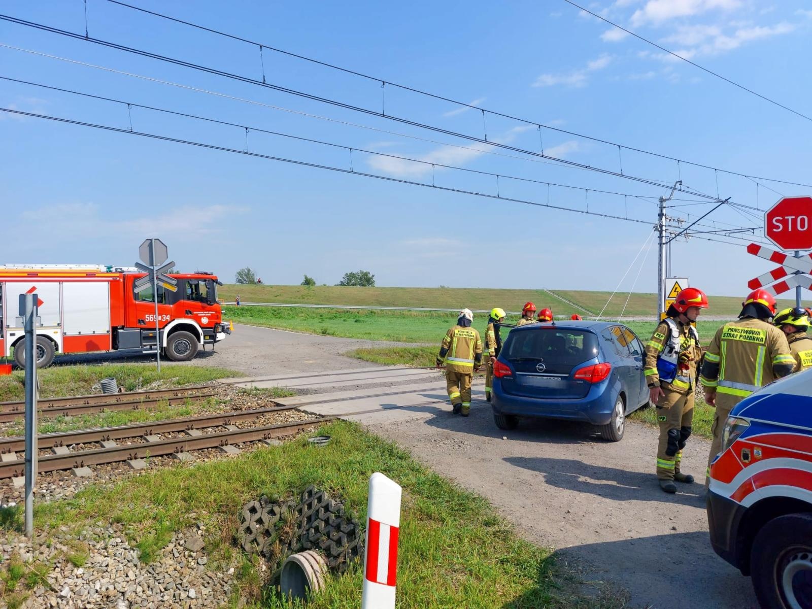 Zdjęcie w galerii na portalu naszraciborz.pl: Opel zderzył się z pociągiem w Sudole. Kierująca tłumaczyła, że nie widziała składu [FOTO] wiadomości z regionu