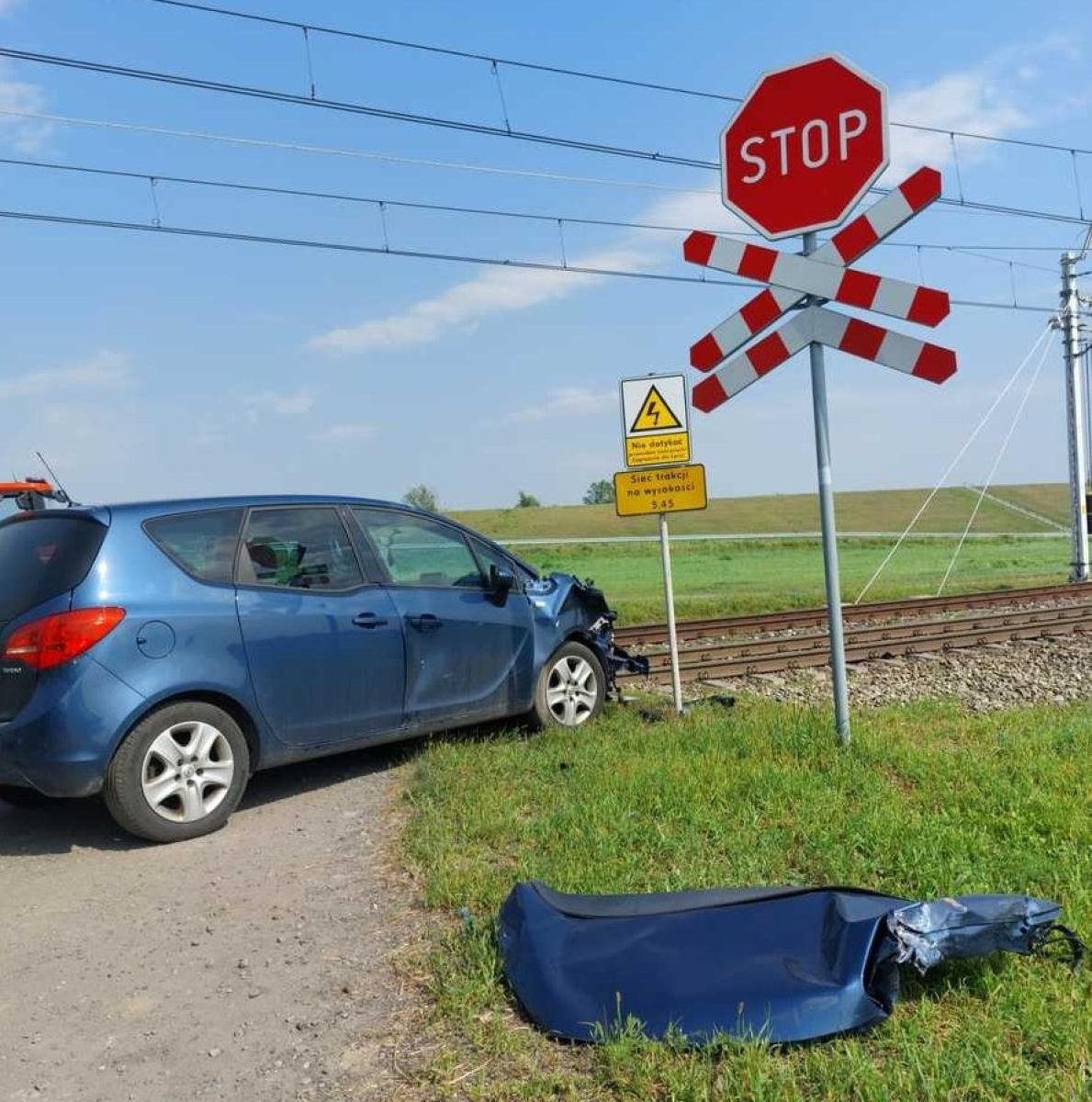 Zdjęcie w galerii na portalu naszraciborz.pl: Opel zderzył się z pociągiem w Sudole. Kierująca tłumaczyła, że nie widziała składu [FOTO] wiadomości z regionu