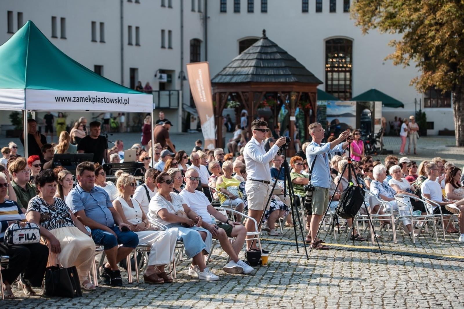 Zdjęcie w galerii na portalu naszraciborz.pl: Z miłości do muzyki – jubileuszowy koncert Voltage na Zamku Piastowskim. W roli głównej Justyna Bulenda wiadomości z regionu