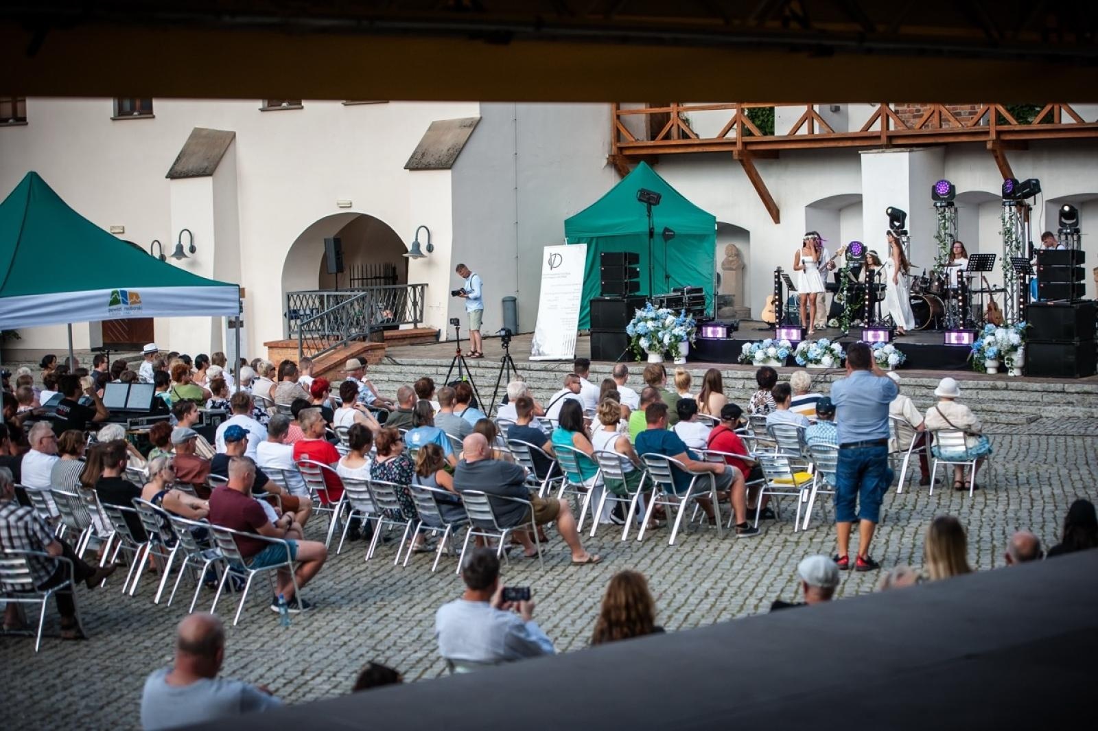 Zdjęcie w galerii na portalu naszraciborz.pl: Z miłości do muzyki – jubileuszowy koncert Voltage na Zamku Piastowskim. W roli głównej Justyna Bulenda wiadomości z regionu