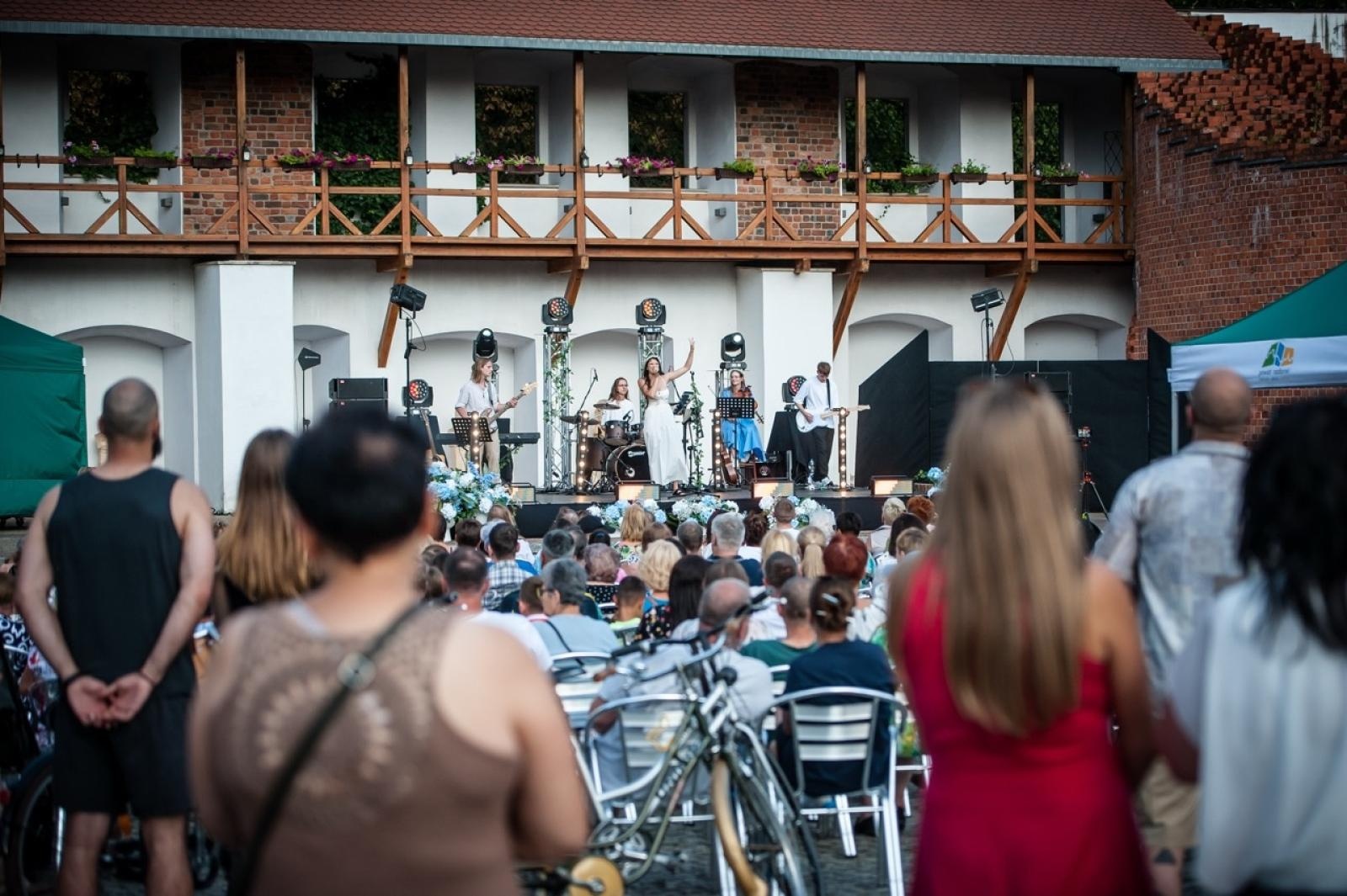 Zdjęcie w galerii na portalu naszraciborz.pl: Z miłości do muzyki – jubileuszowy koncert Voltage na Zamku Piastowskim. W roli głównej Justyna Bulenda wiadomości z regionu