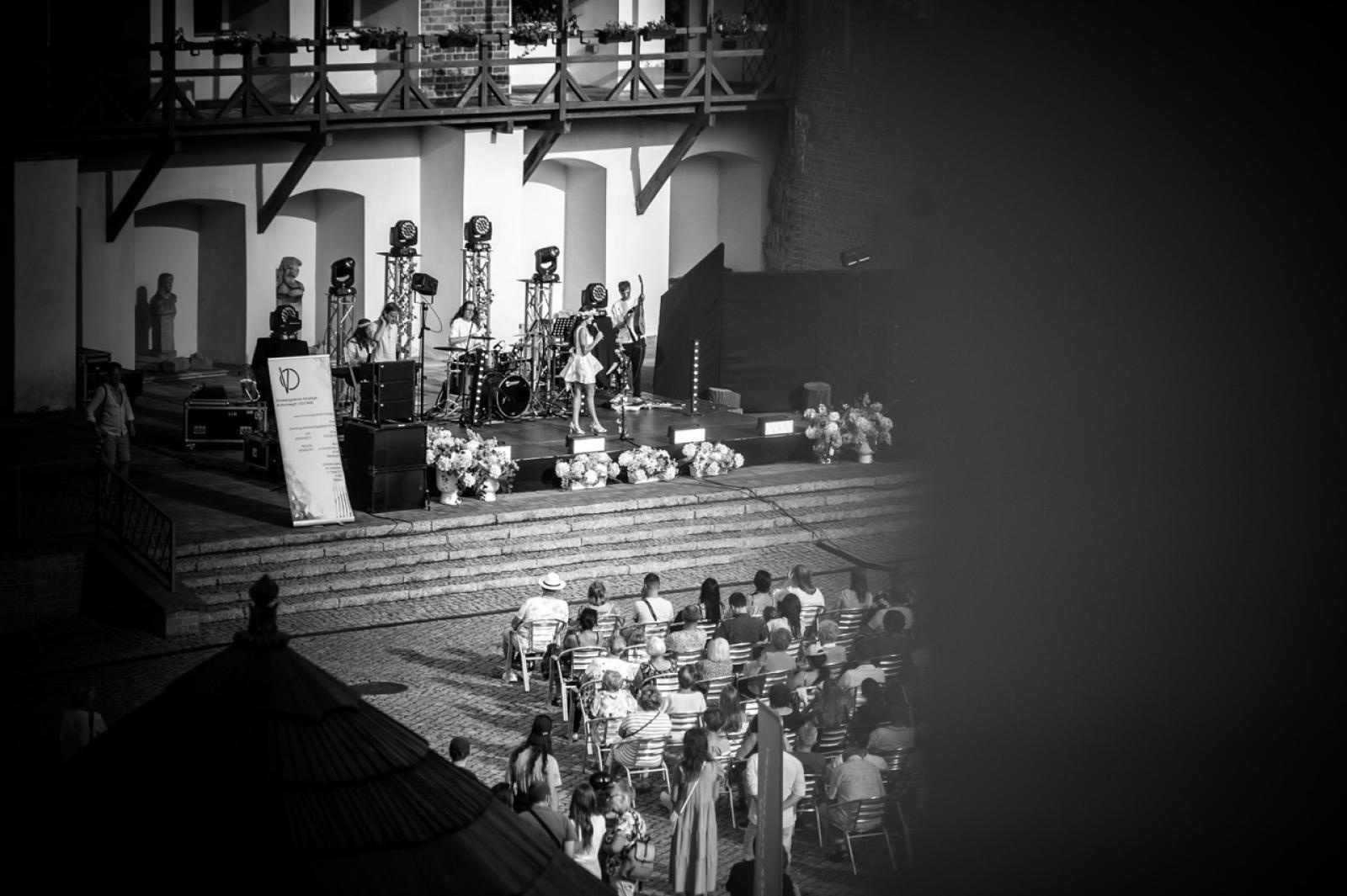 Zdjęcie w galerii na portalu naszraciborz.pl: Z miłości do muzyki – jubileuszowy koncert Voltage na Zamku Piastowskim. W roli głównej Justyna Bulenda wiadomości z regionu