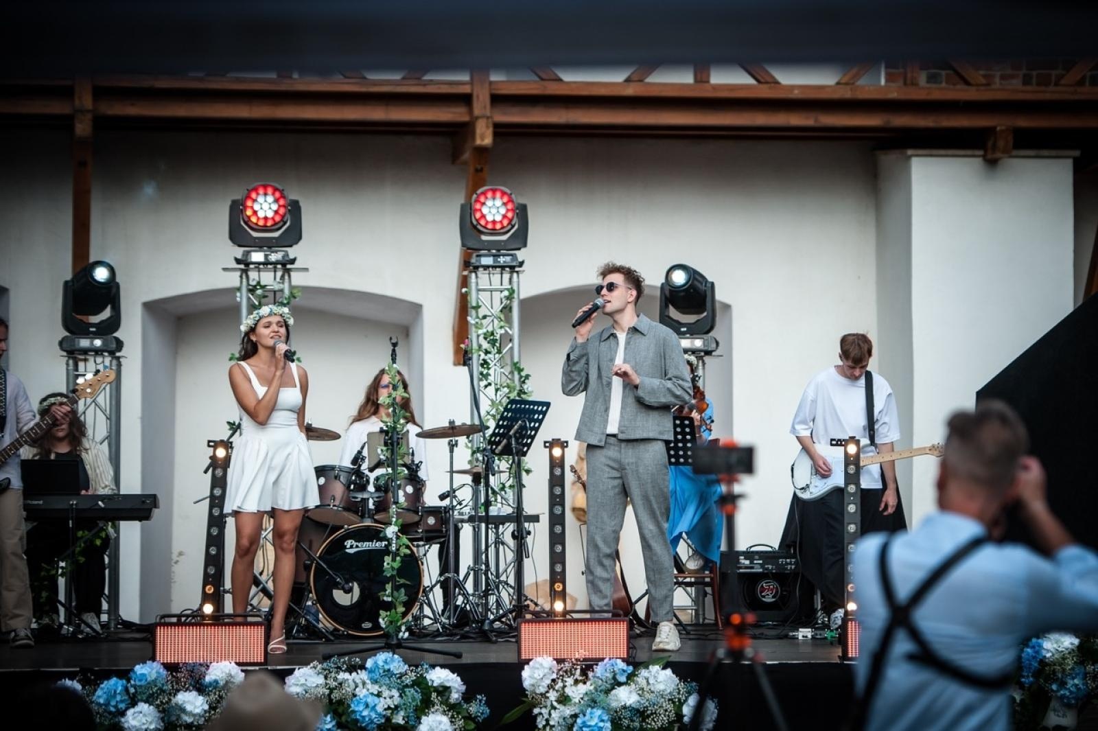 Zdjęcie w galerii na portalu naszraciborz.pl: Z miłości do muzyki – jubileuszowy koncert Voltage na Zamku Piastowskim. W roli głównej Justyna Bulenda wiadomości z regionu