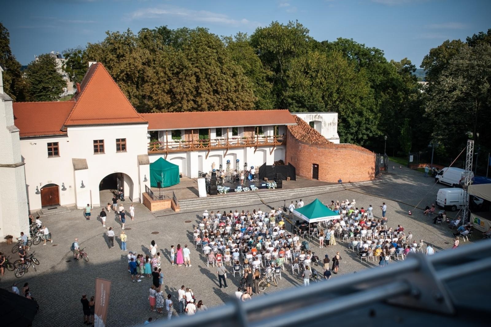 Zdjęcie w galerii na portalu naszraciborz.pl: Z miłości do muzyki – jubileuszowy koncert Voltage na Zamku Piastowskim. W roli głównej Justyna Bulenda wiadomości z regionu