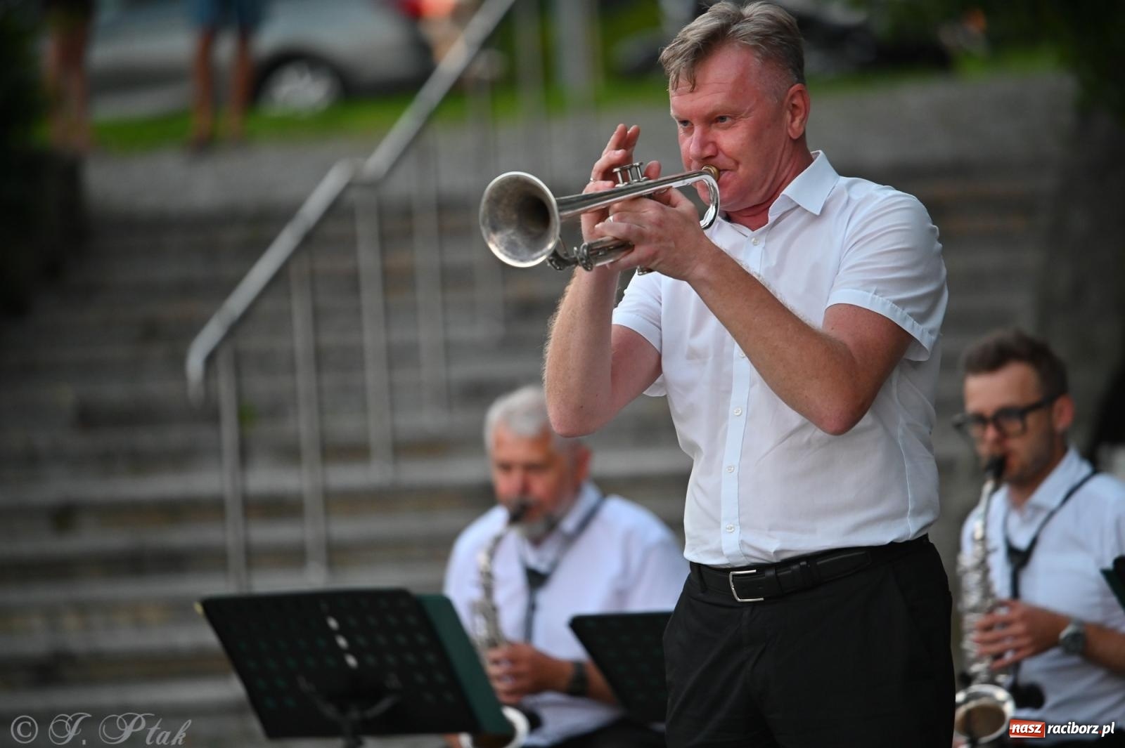 Zdjęcie w galerii na portalu naszraciborz.pl: Muzyczna uczta w Parku Roth – Raciborska Orkiestra Dęta Plania zaprezentowała najpiękniejsze covery wiadomości z regionu