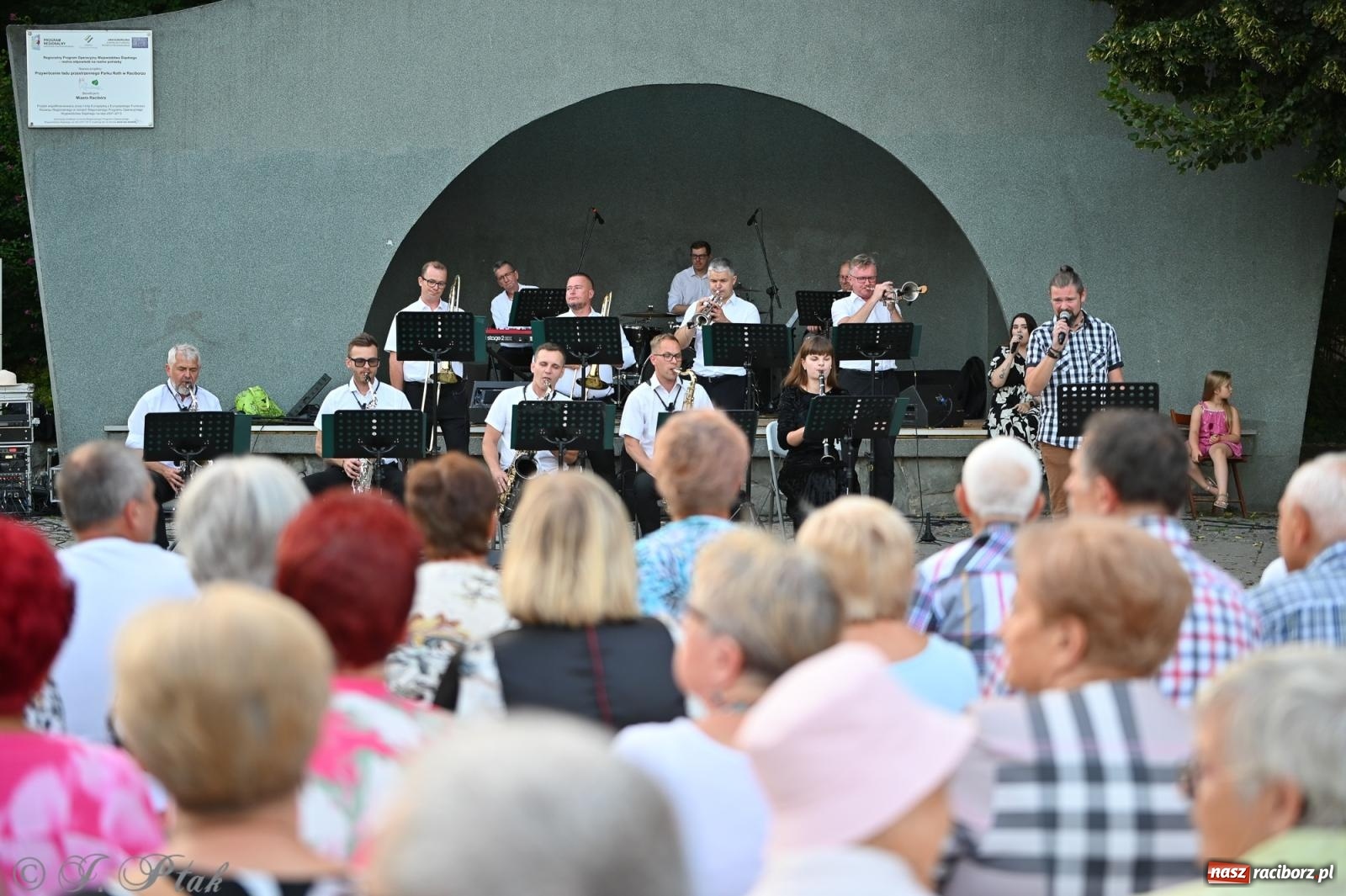 Zdjęcie w galerii na portalu naszraciborz.pl: Muzyczna uczta w Parku Roth – Raciborska Orkiestra Dęta Plania zaprezentowała najpiękniejsze covery wiadomości z regionu