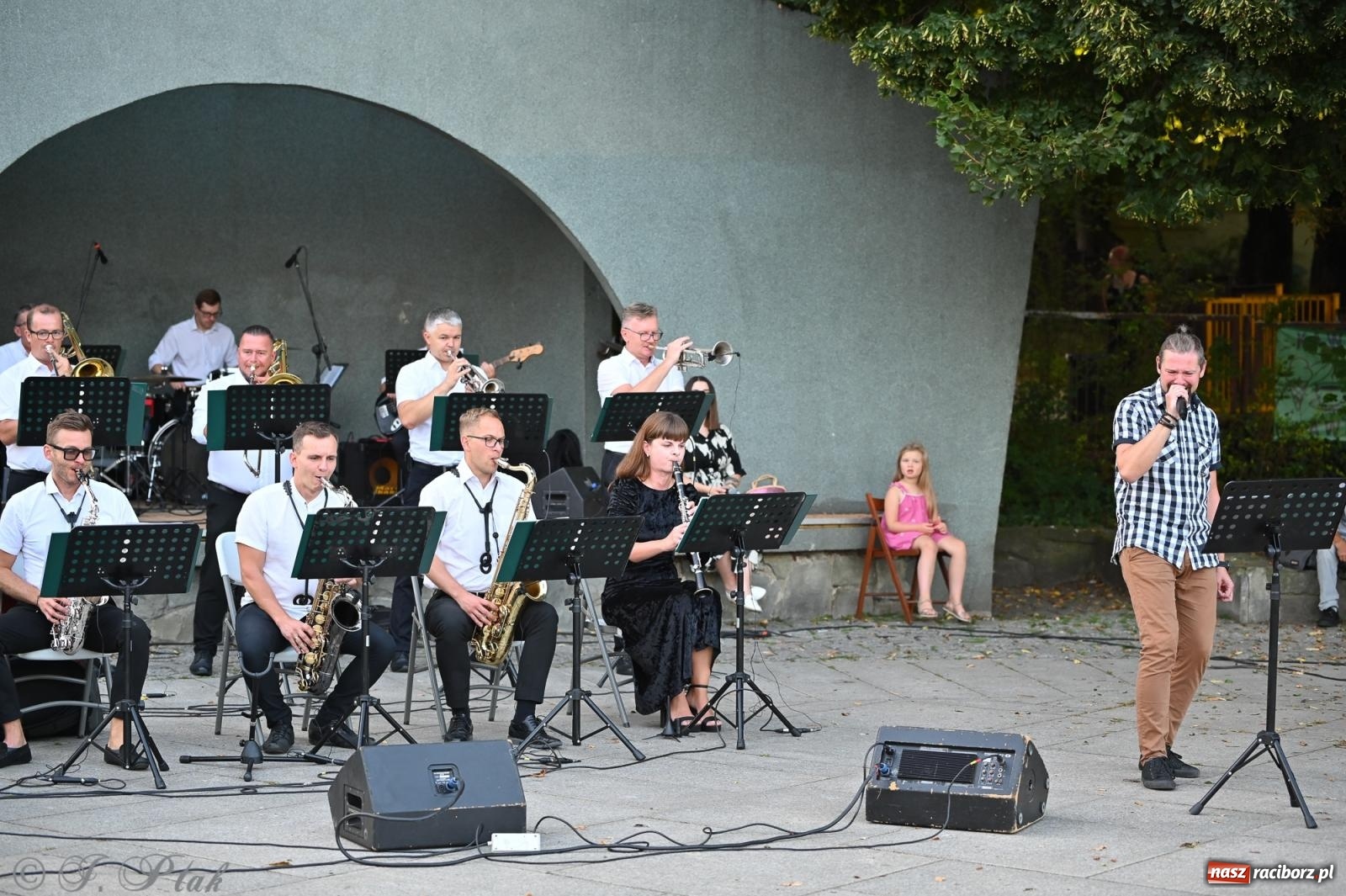 Zdjęcie w galerii na portalu naszraciborz.pl: Muzyczna uczta w Parku Roth – Raciborska Orkiestra Dęta Plania zaprezentowała najpiękniejsze covery wiadomości z regionu