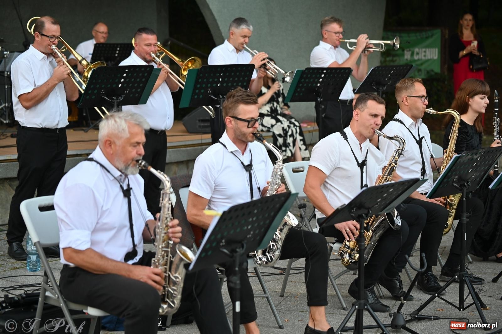Zdjęcie w galerii na portalu naszraciborz.pl: Muzyczna uczta w Parku Roth – Raciborska Orkiestra Dęta Plania zaprezentowała najpiękniejsze covery wiadomości z regionu