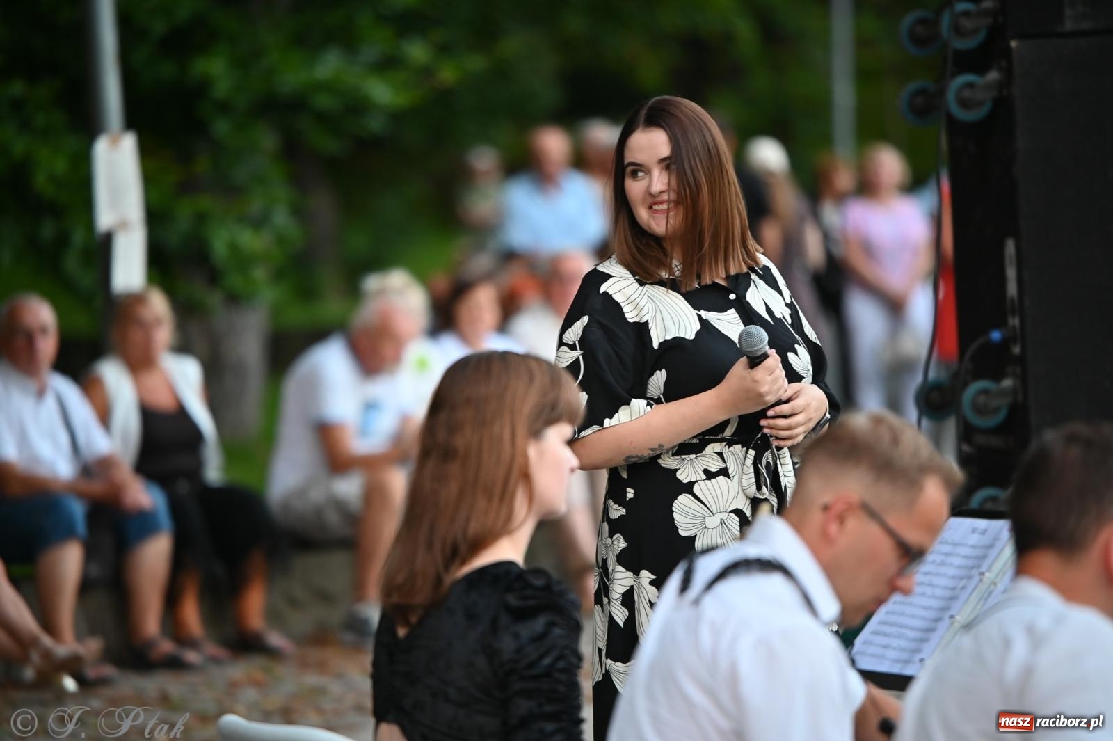 Zdjęcie w galerii na portalu naszraciborz.pl: Muzyczna uczta w Parku Roth – Raciborska Orkiestra Dęta Plania zaprezentowała najpiękniejsze covery wiadomości z regionu