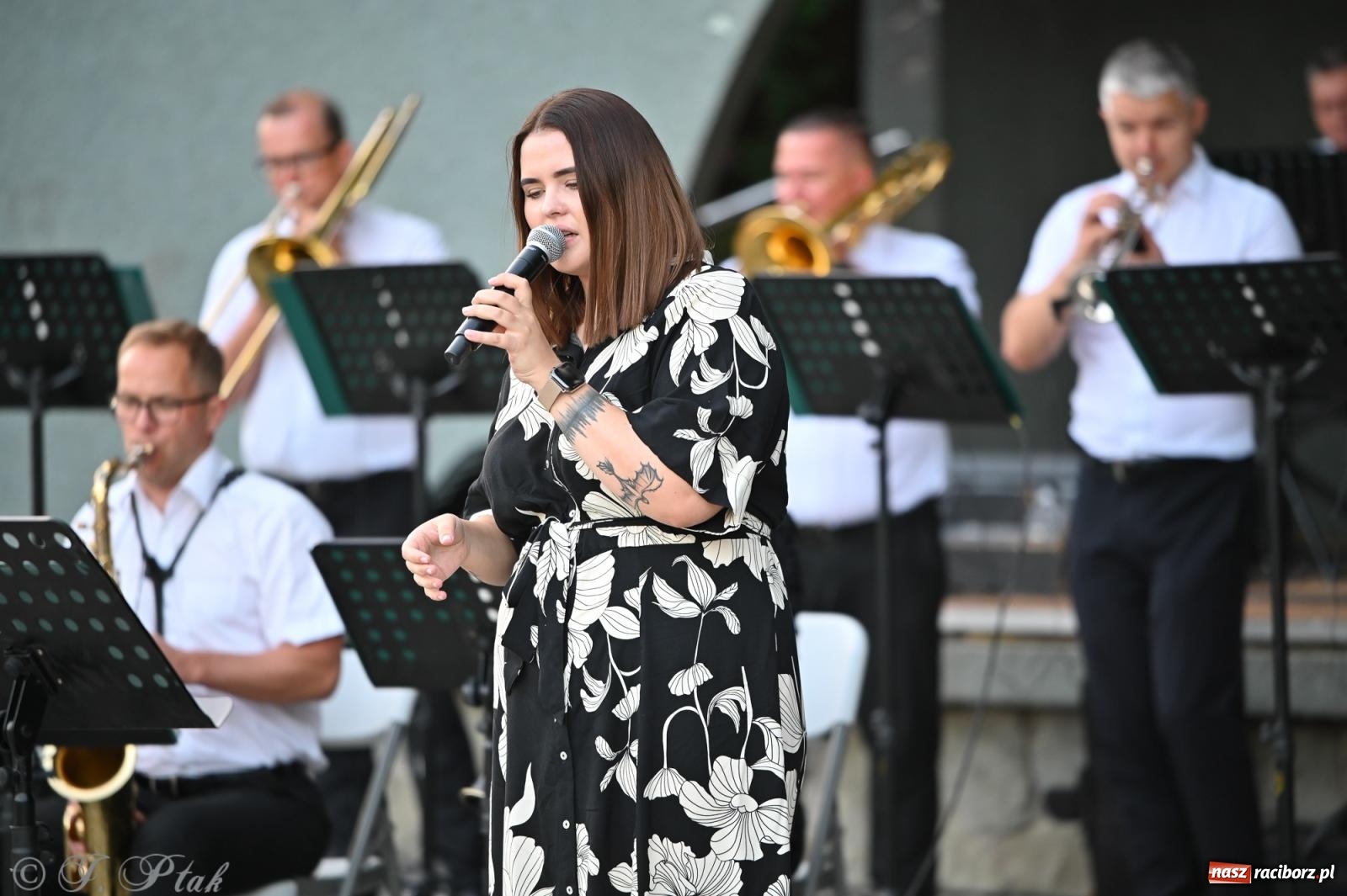 Zdjęcie w galerii na portalu naszraciborz.pl: Muzyczna uczta w Parku Roth – Raciborska Orkiestra Dęta Plania zaprezentowała najpiękniejsze covery wiadomości z regionu