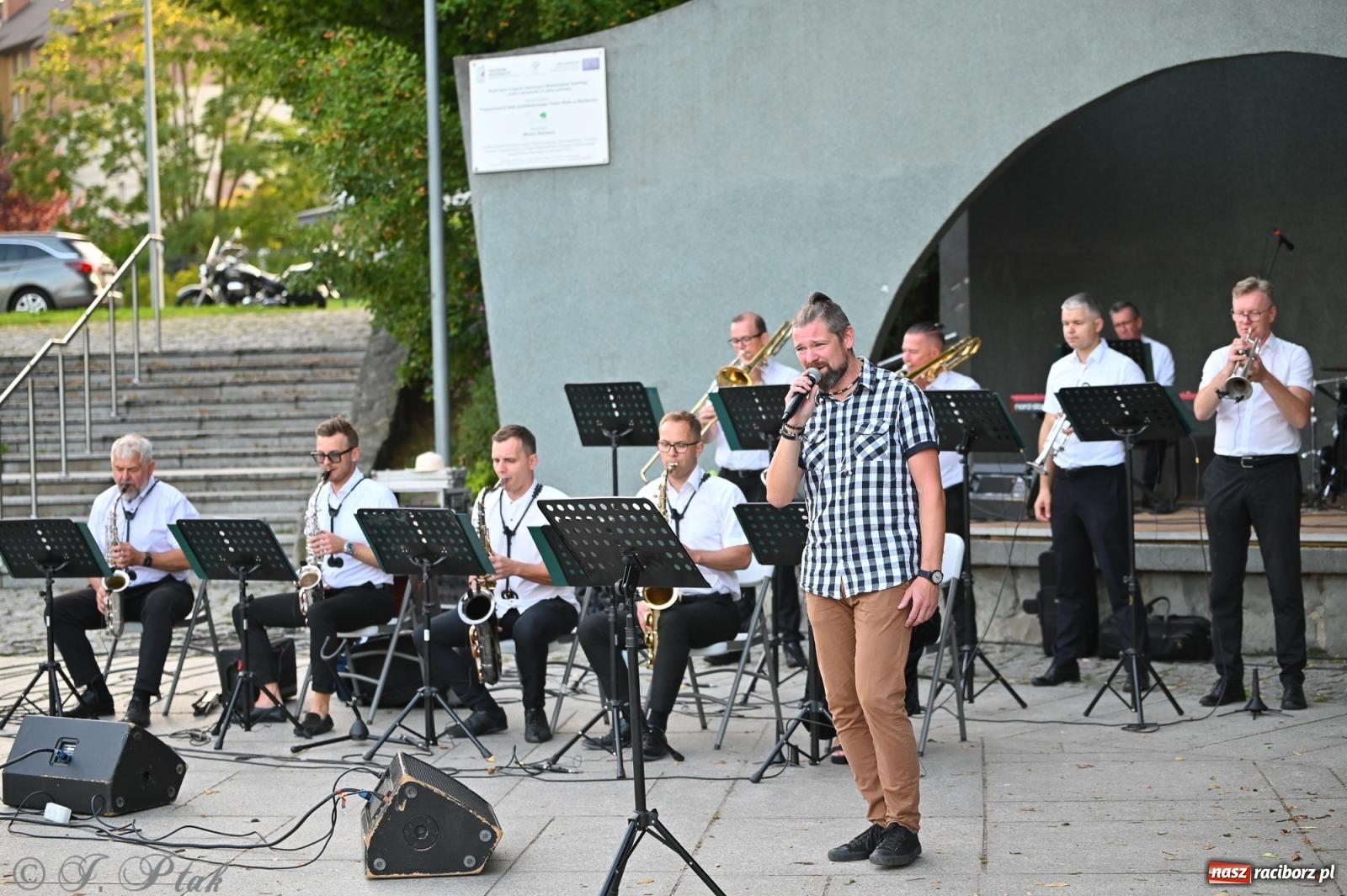 Zdjęcie w galerii na portalu naszraciborz.pl: Muzyczna uczta w Parku Roth – Raciborska Orkiestra Dęta Plania zaprezentowała najpiękniejsze covery wiadomości z regionu