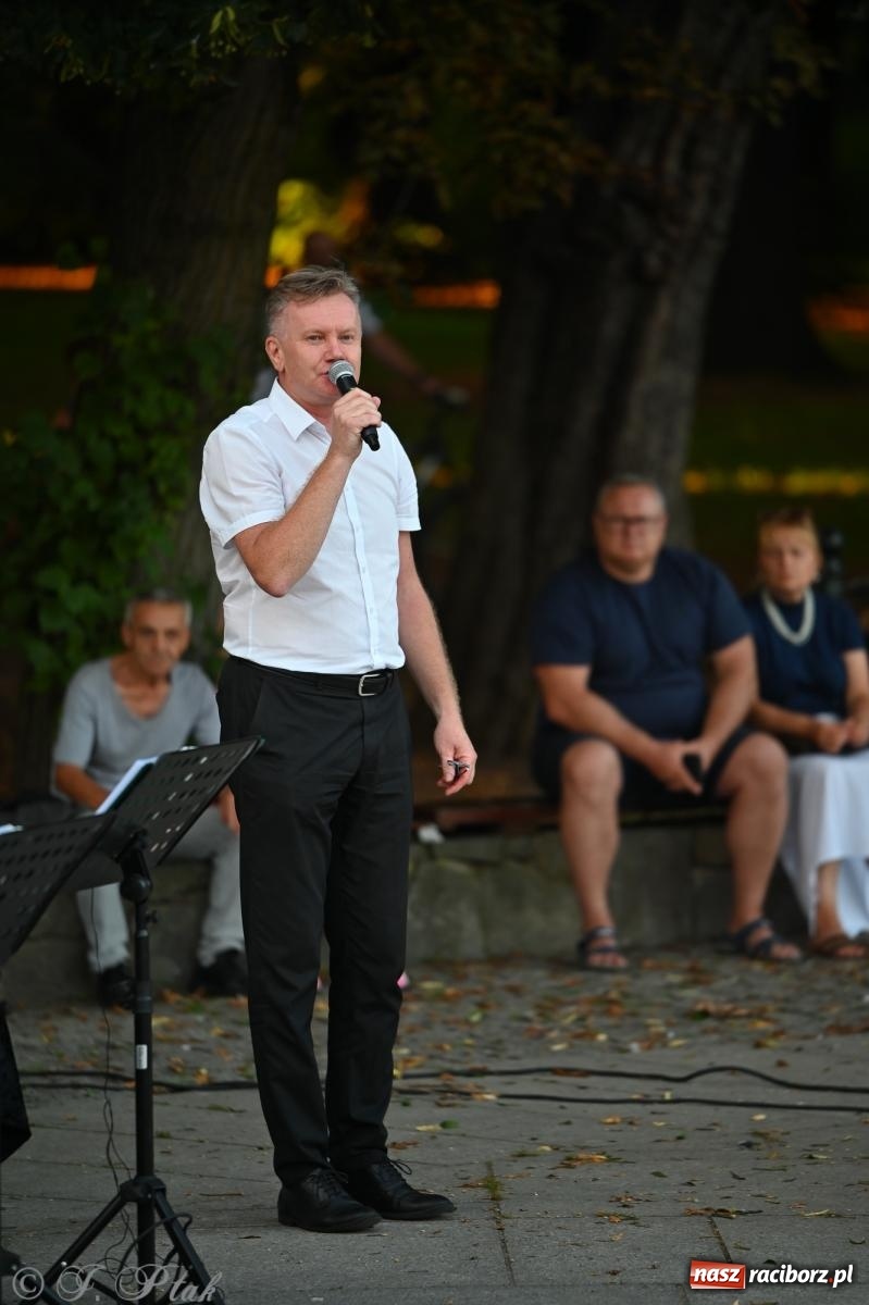 Zdjęcie w galerii na portalu naszraciborz.pl: Muzyczna uczta w Parku Roth – Raciborska Orkiestra Dęta Plania zaprezentowała najpiękniejsze covery wiadomości z regionu