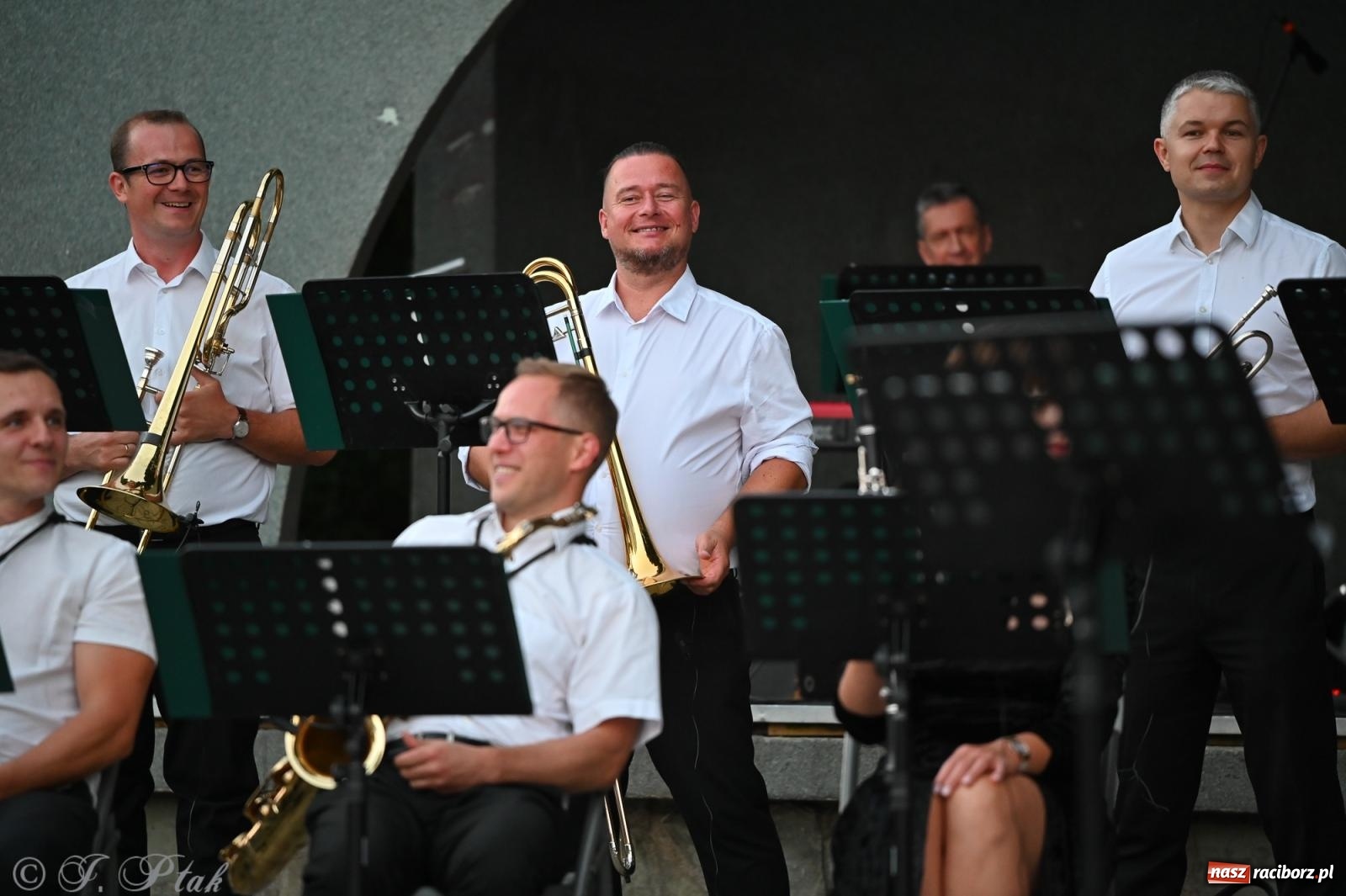 Zdjęcie w galerii na portalu naszraciborz.pl: Muzyczna uczta w Parku Roth – Raciborska Orkiestra Dęta Plania zaprezentowała najpiękniejsze covery wiadomości z regionu