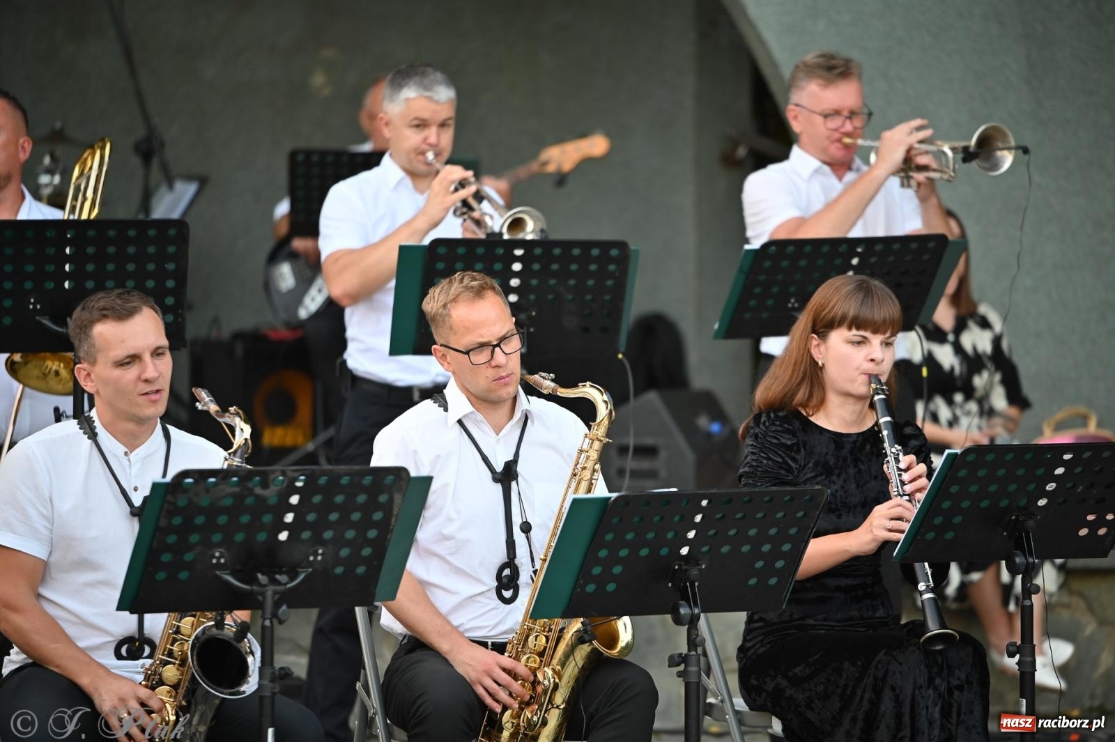 Zdjęcie w galerii na portalu naszraciborz.pl: Muzyczna uczta w Parku Roth – Raciborska Orkiestra Dęta Plania zaprezentowała najpiękniejsze covery wiadomości z regionu