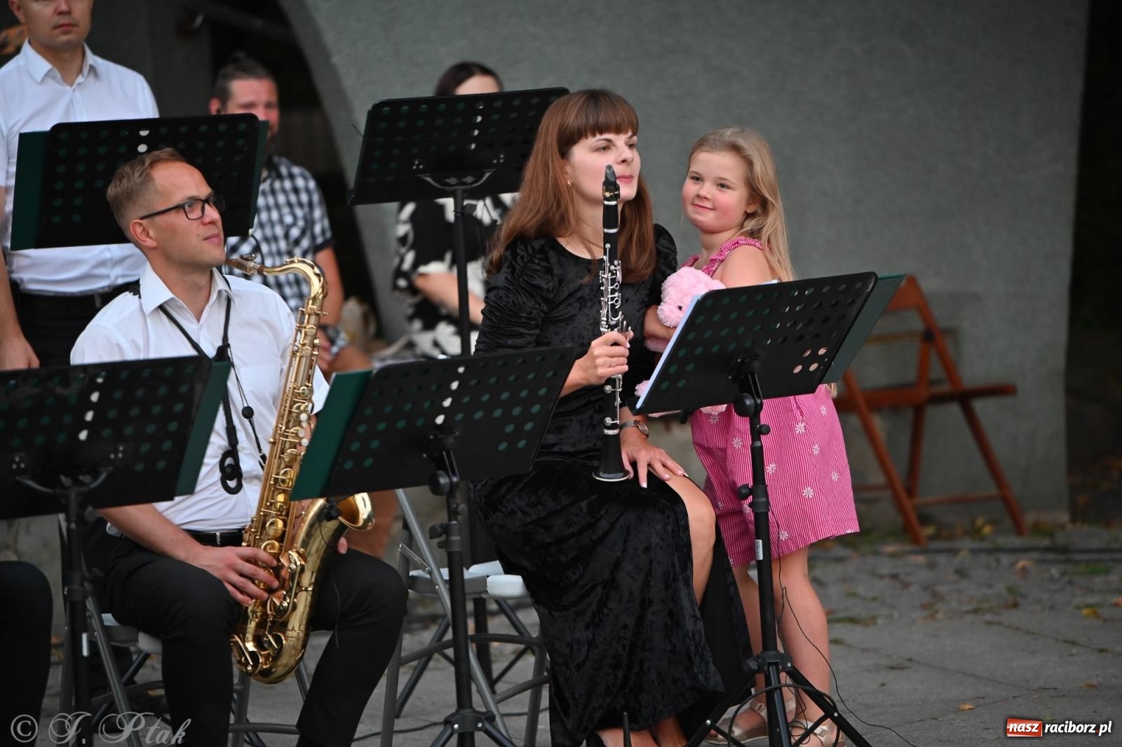 Zdjęcie w galerii na portalu naszraciborz.pl: Muzyczna uczta w Parku Roth – Raciborska Orkiestra Dęta Plania zaprezentowała najpiękniejsze covery wiadomości z regionu