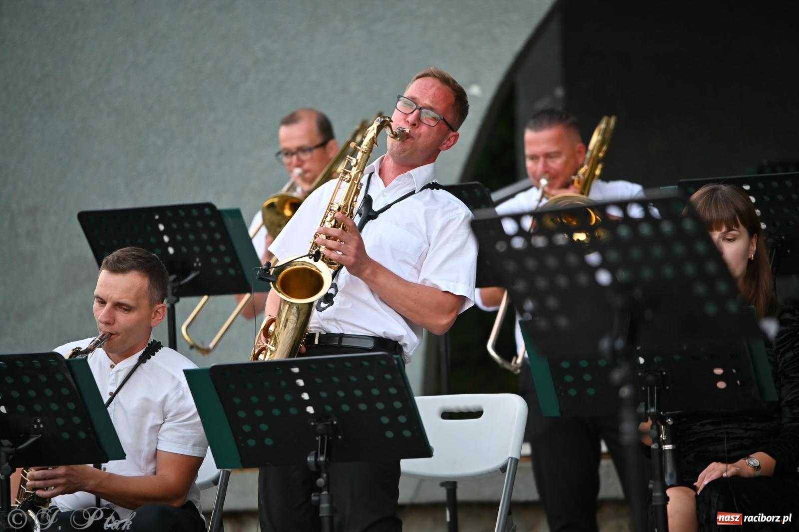 Zdjęcie w galerii na portalu naszraciborz.pl: Muzyczna uczta w Parku Roth – Raciborska Orkiestra Dęta Plania zaprezentowała najpiękniejsze covery wiadomości z regionu