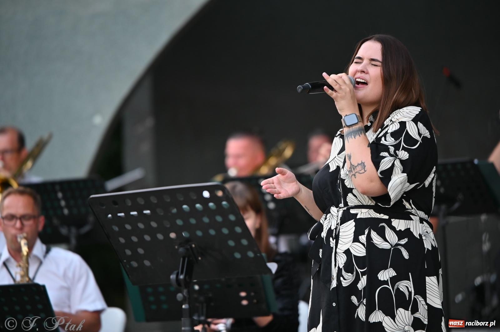 Zdjęcie w galerii na portalu naszraciborz.pl: Muzyczna uczta w Parku Roth – Raciborska Orkiestra Dęta Plania zaprezentowała najpiękniejsze covery wiadomości z regionu