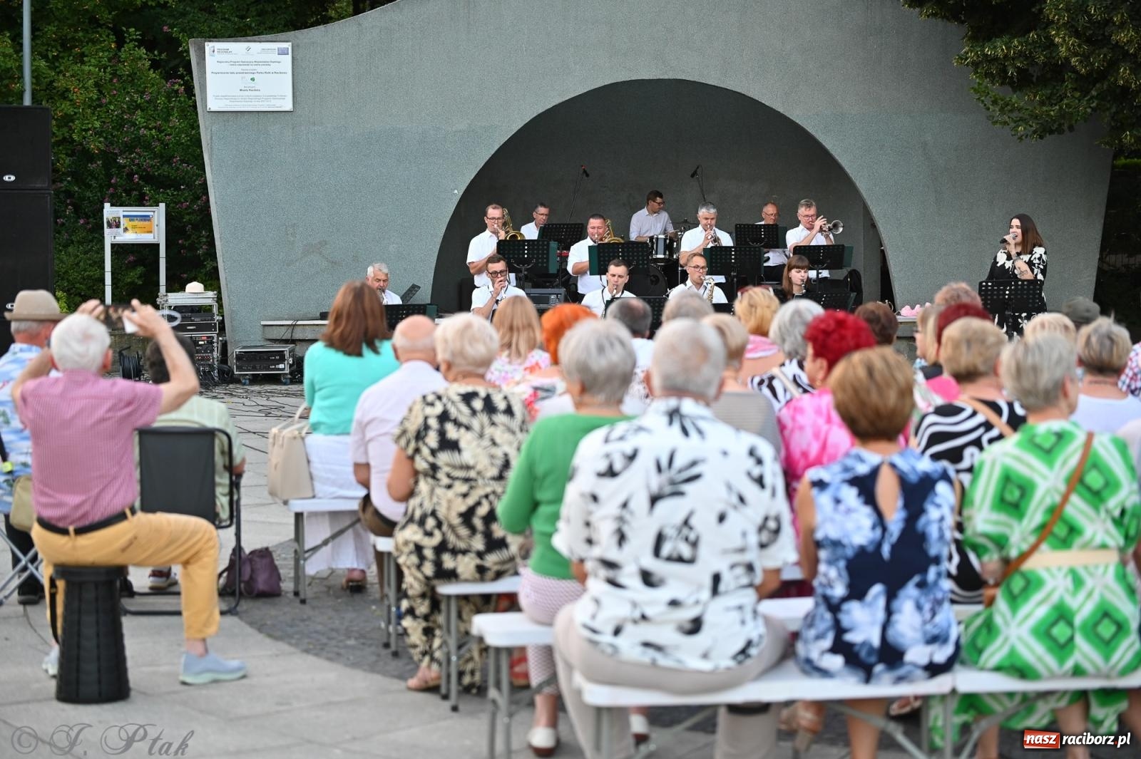 Zdjęcie w galerii na portalu naszraciborz.pl: Muzyczna uczta w Parku Roth – Raciborska Orkiestra Dęta Plania zaprezentowała najpiękniejsze covery wiadomości z regionu