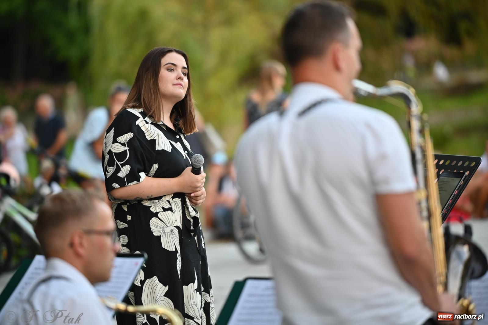 Zdjęcie w galerii na portalu naszraciborz.pl: Muzyczna uczta w Parku Roth – Raciborska Orkiestra Dęta Plania zaprezentowała najpiękniejsze covery wiadomości z regionu