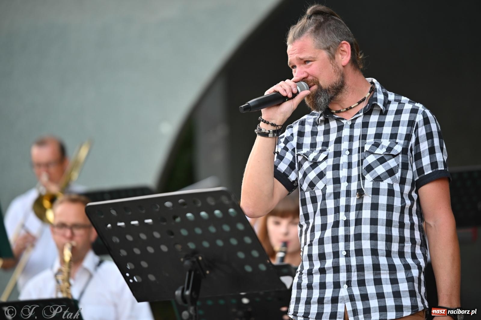 Zdjęcie w galerii na portalu naszraciborz.pl: Muzyczna uczta w Parku Roth – Raciborska Orkiestra Dęta Plania zaprezentowała najpiękniejsze covery wiadomości z regionu