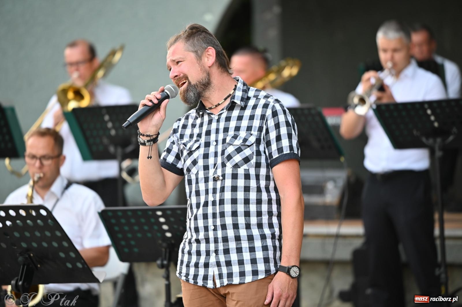 Zdjęcie w galerii na portalu naszraciborz.pl: Muzyczna uczta w Parku Roth – Raciborska Orkiestra Dęta Plania zaprezentowała najpiękniejsze covery wiadomości z regionu