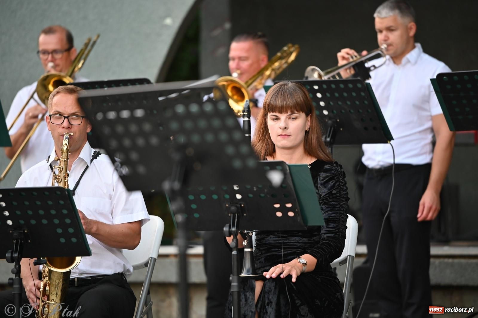 Zdjęcie w galerii na portalu naszraciborz.pl: Muzyczna uczta w Parku Roth – Raciborska Orkiestra Dęta Plania zaprezentowała najpiękniejsze covery wiadomości z regionu